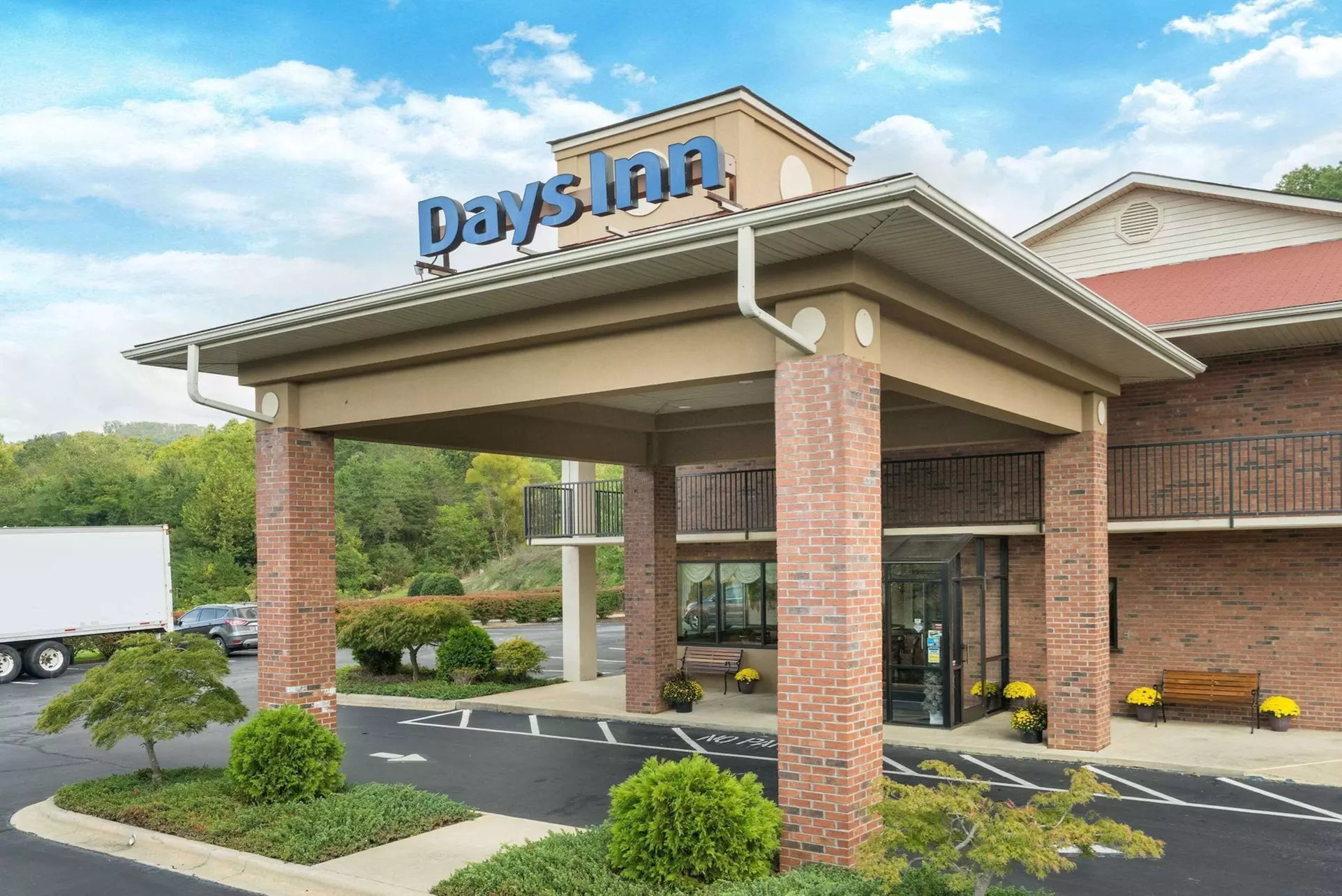 Days Inn by Wyndham Asheville Downtown North - Primary Image