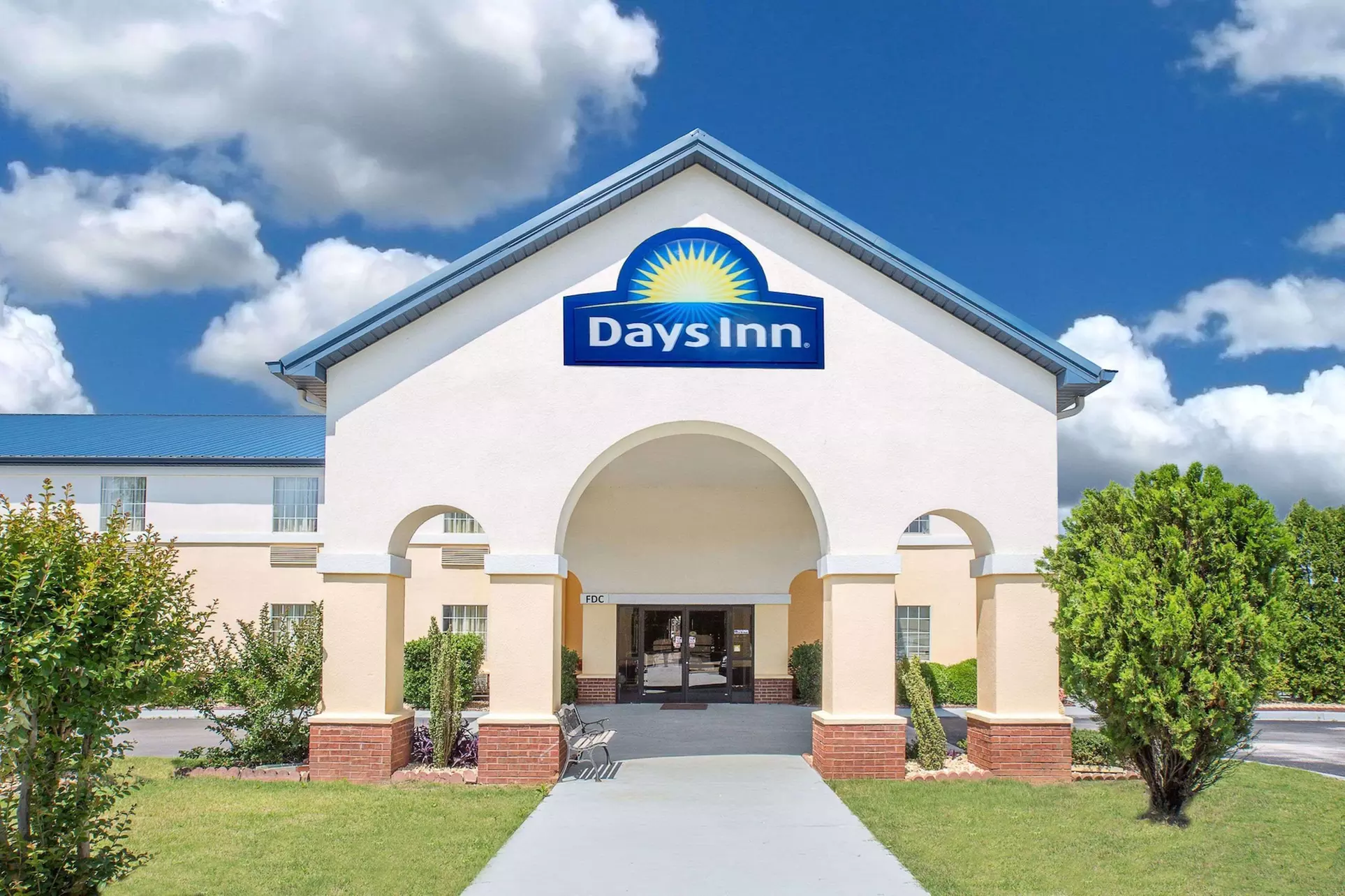 Days Inn by Wyndham Lincoln - Primary Image