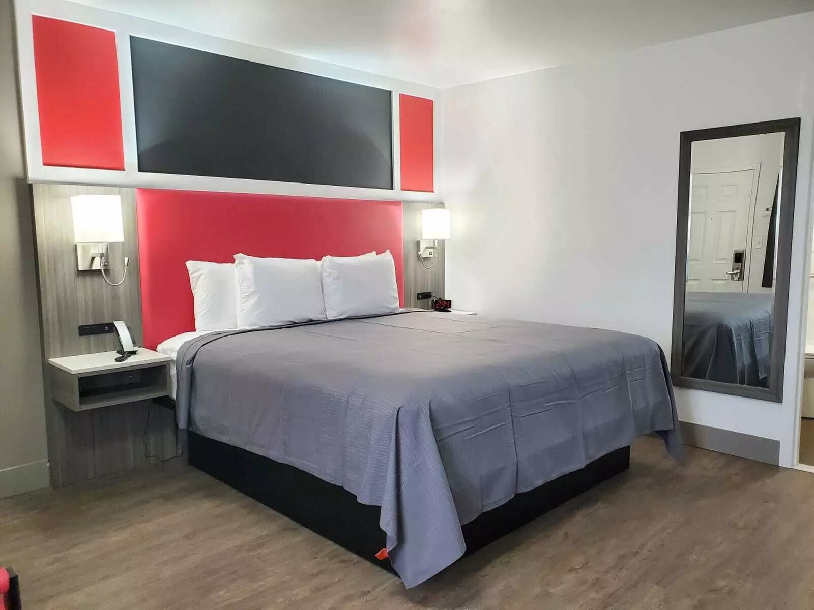 Seven Seas Inn & Suites - Primary Image