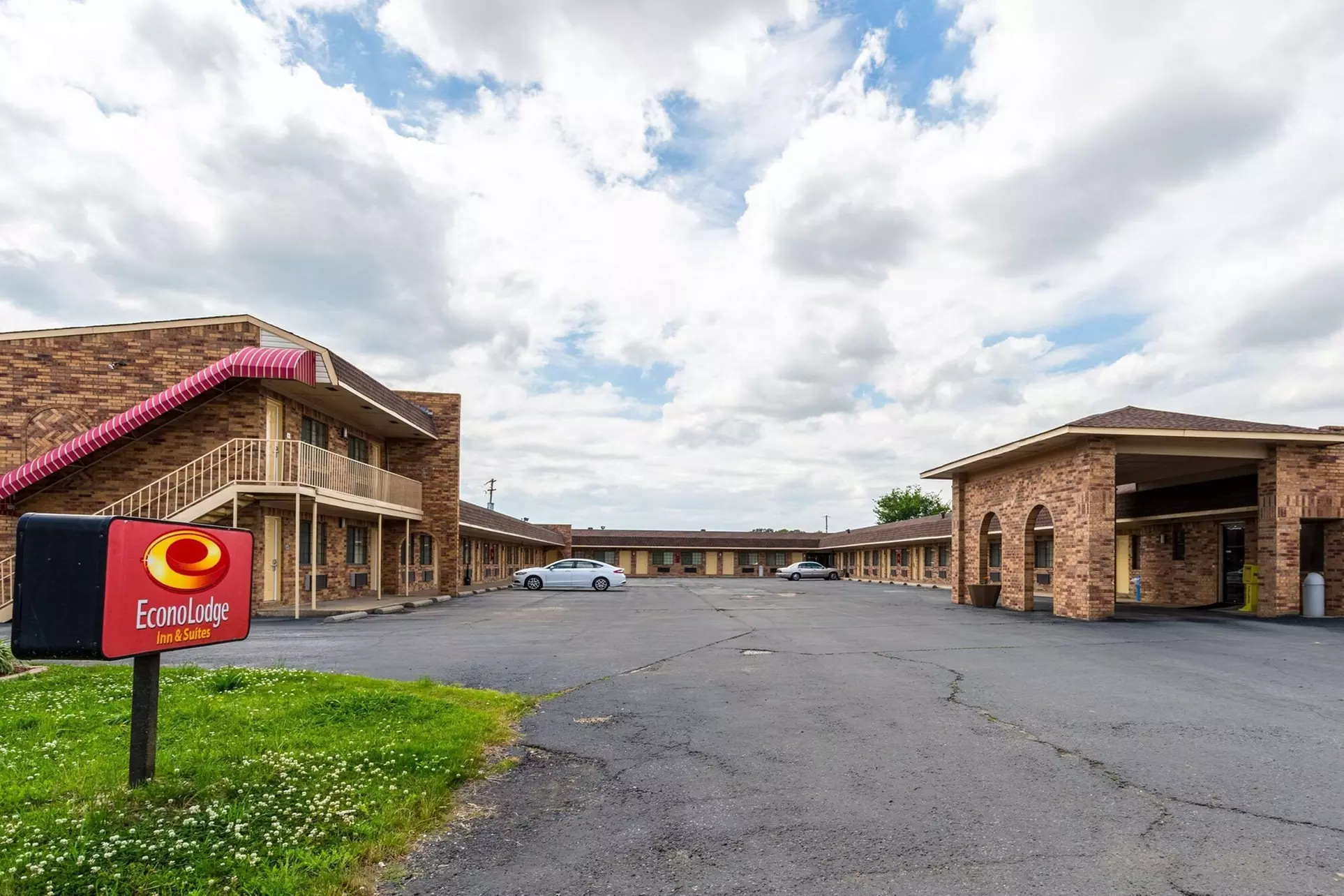 Econo Lodge & Suites - Primary Image