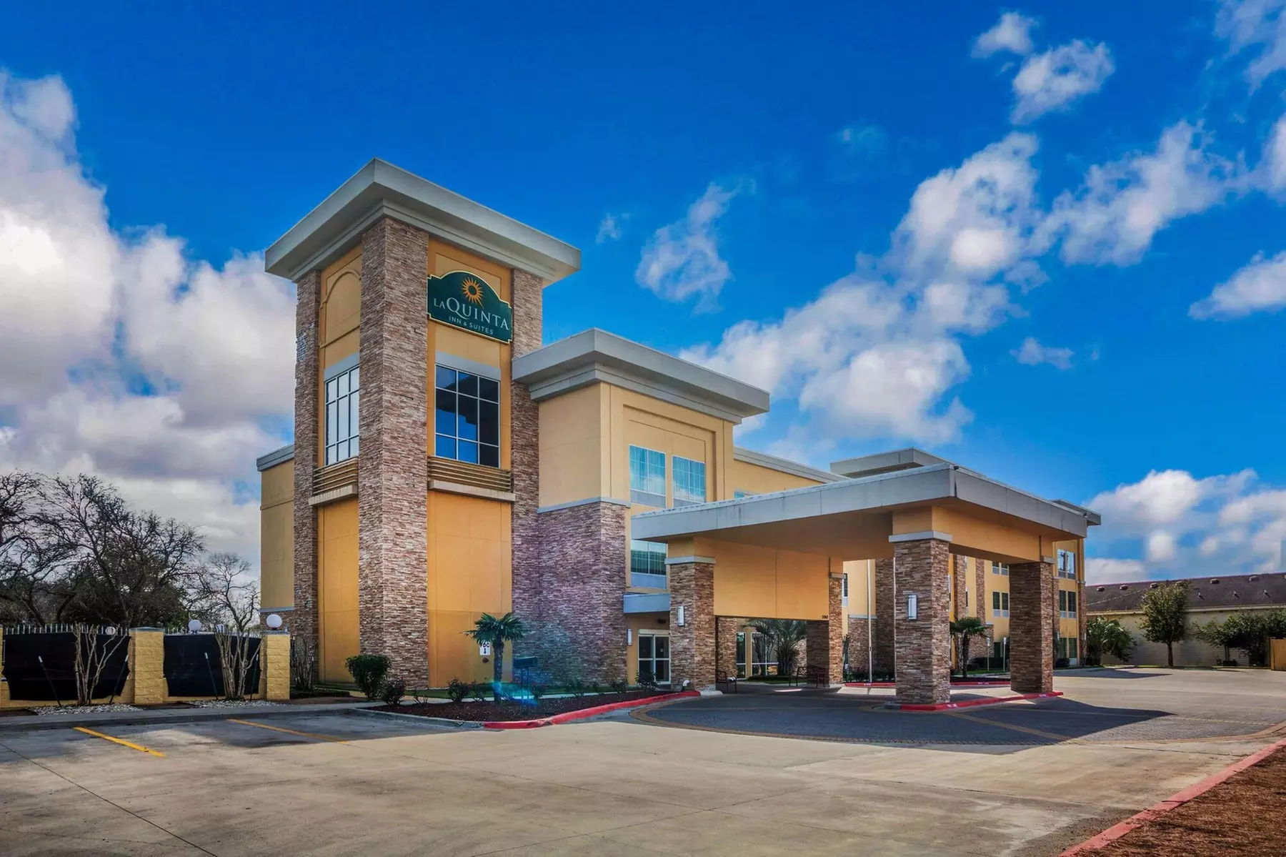 La Quinta Inn & Suites by Wyndham Beeville - Primary Image