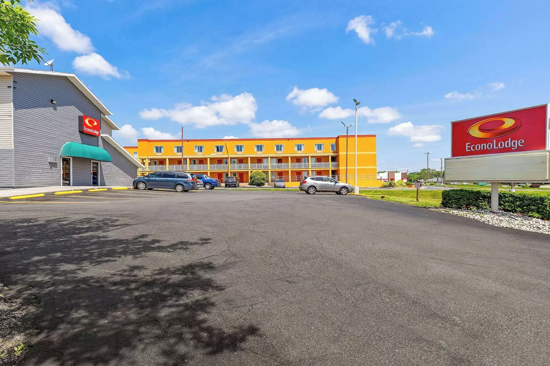 Econo Lodge Akron Copley Northwest - Primary Image