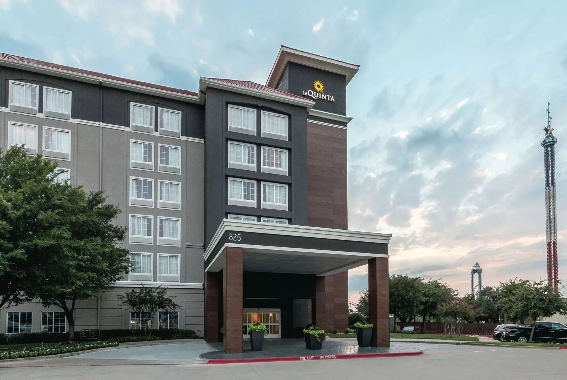 La Quinta Inn & Suites by Wyndham Arlington North 6 Flags Dr - Primary Image