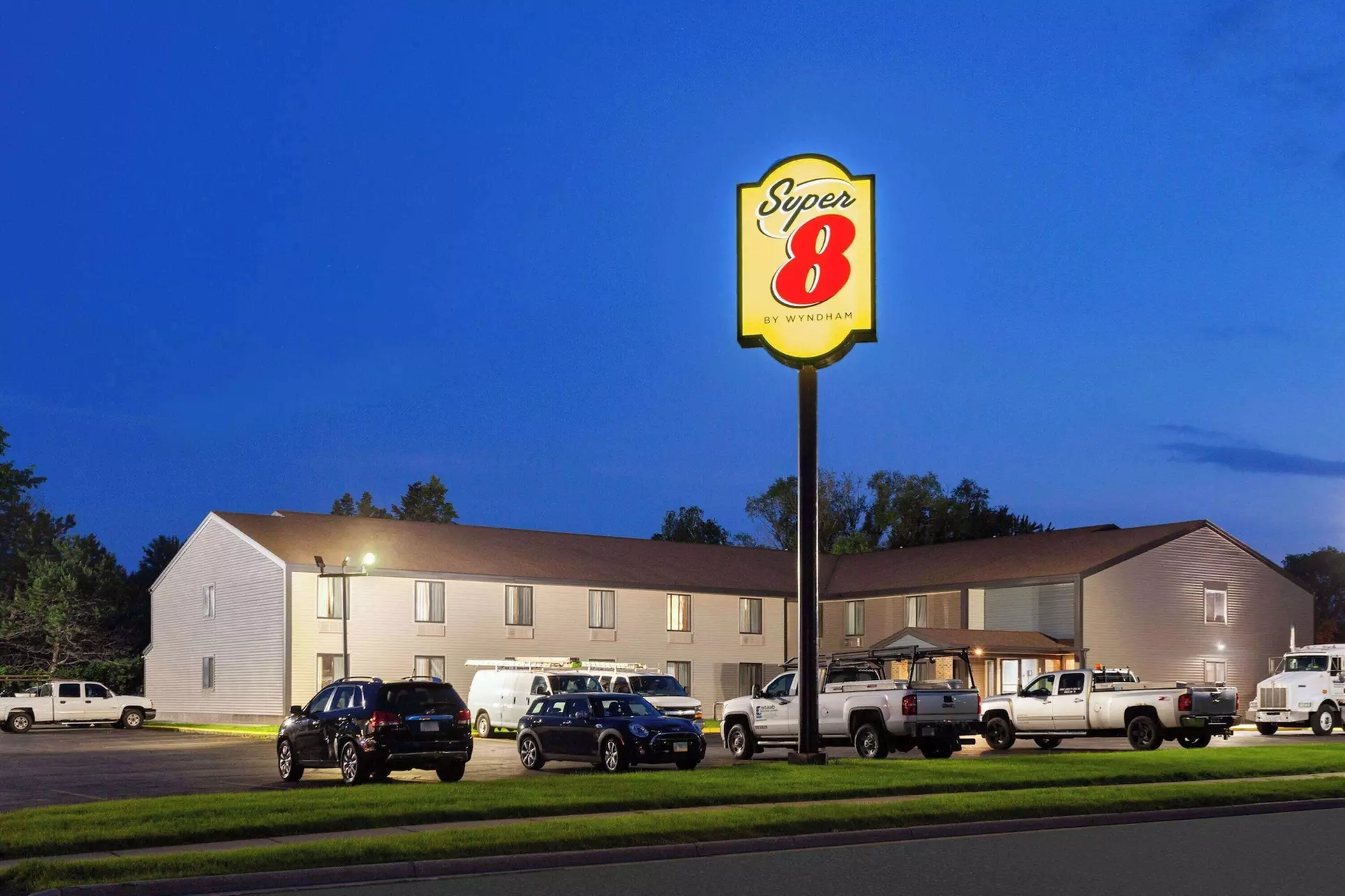 Super 8 by Wyndham Sun Prairie/Madison E - Primary Image