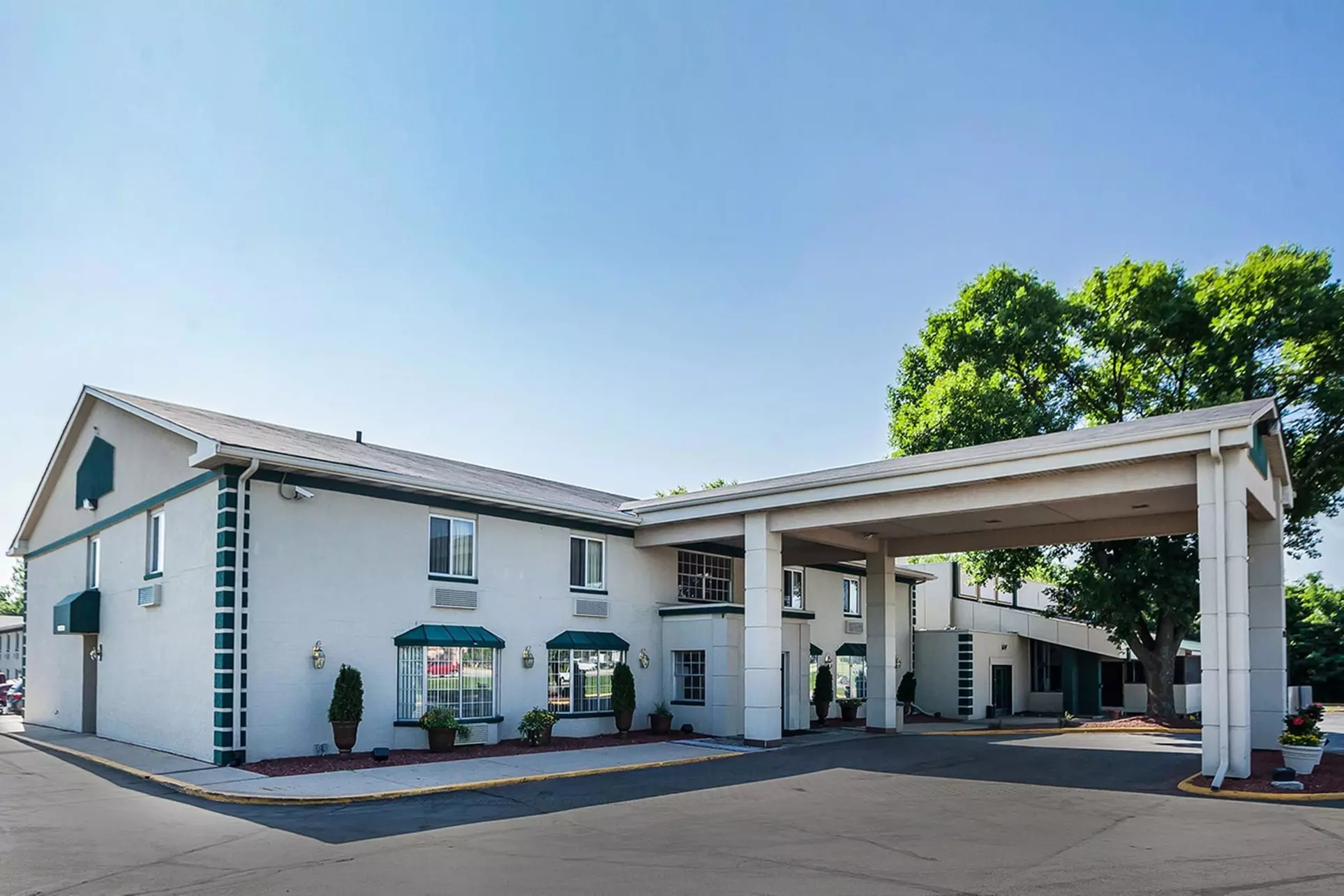 Quality Inn & Suites Des Moines - Merle Hay Road - Primary Image