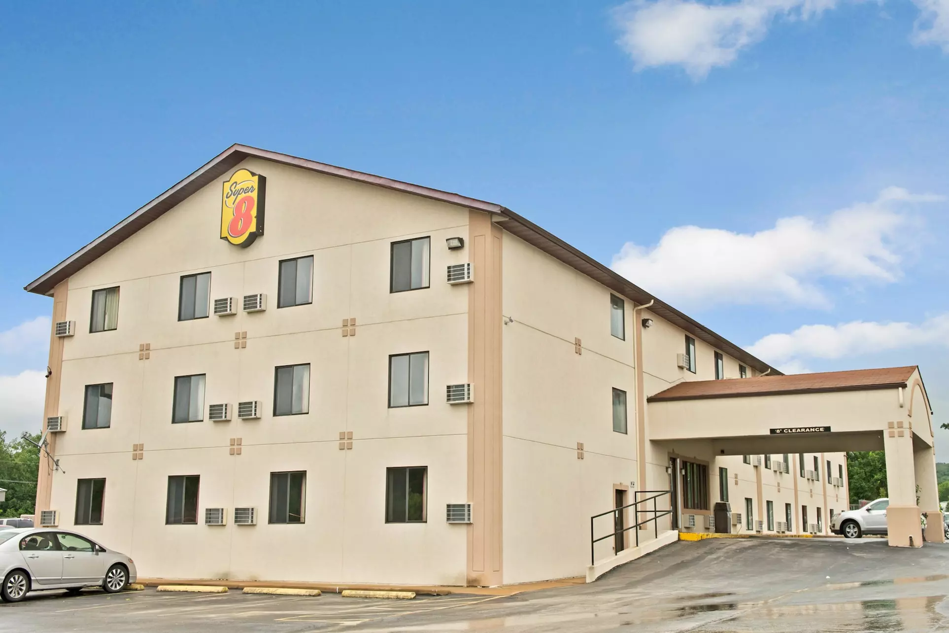 Super 8 by Wyndham Eureka/Six Flags Nearby - Primary Image