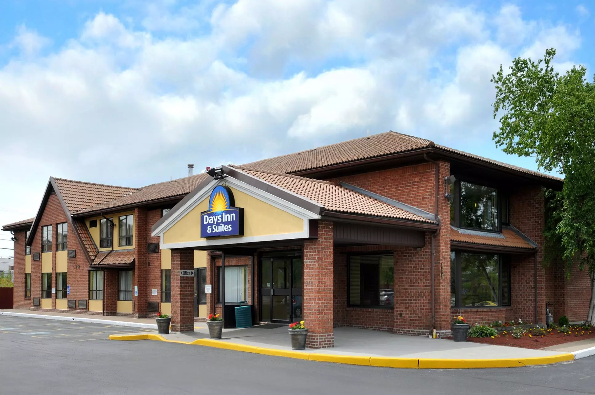 Days Inn by Wyndham Utica - Primary Image