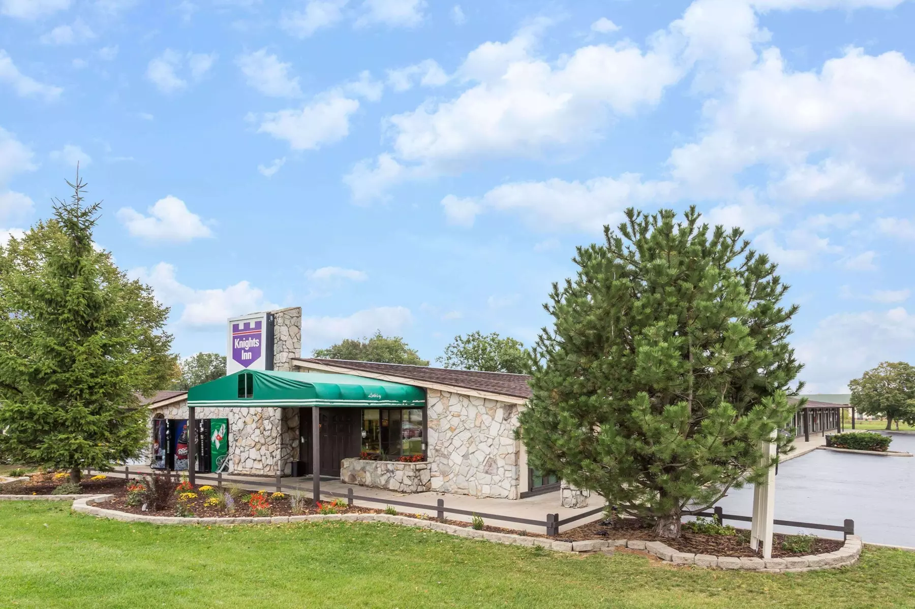 Knights Inn Racine - Primary Image