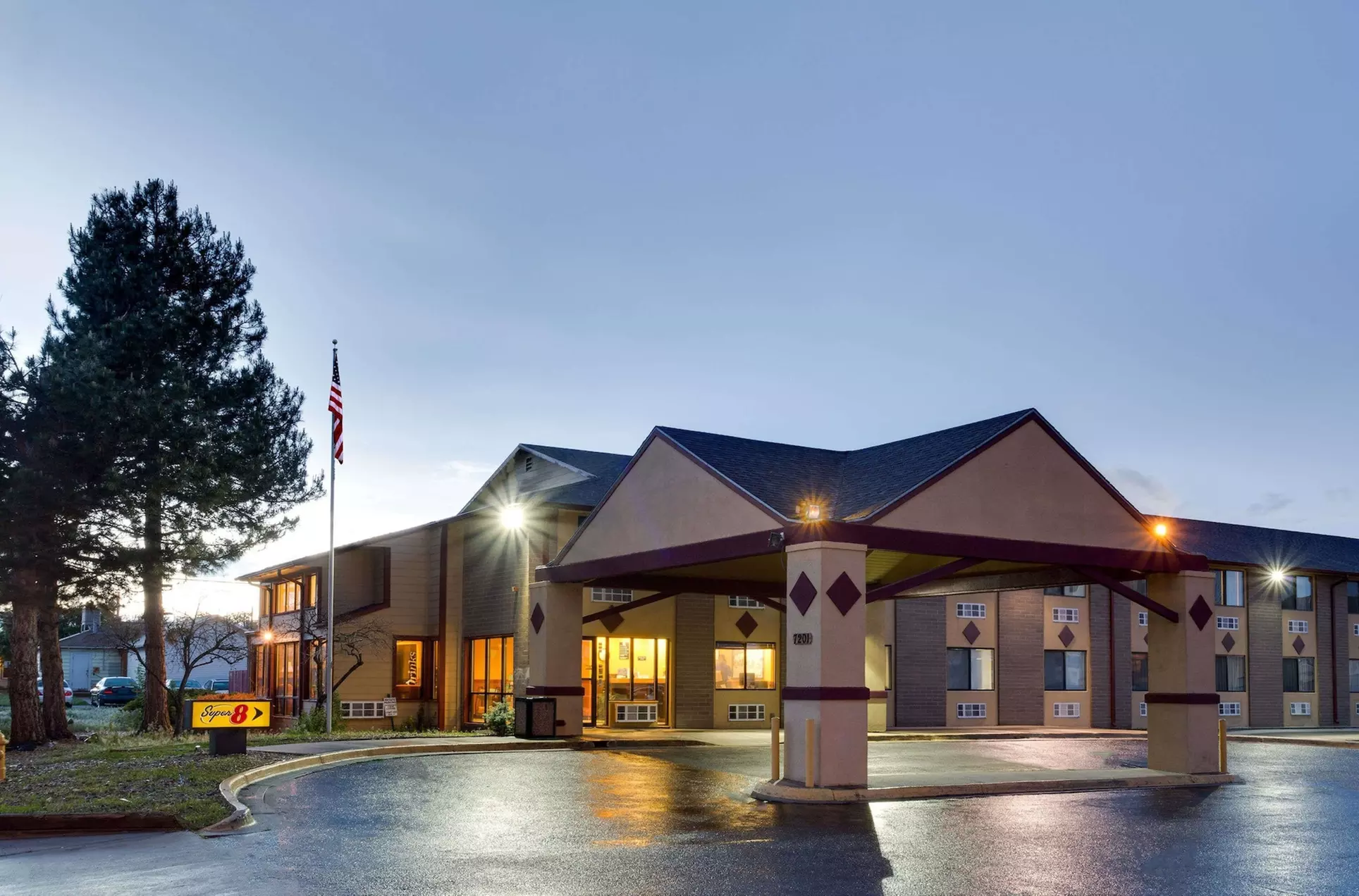 Super 8 by Wyndham Denver Stapleton - Primary Image