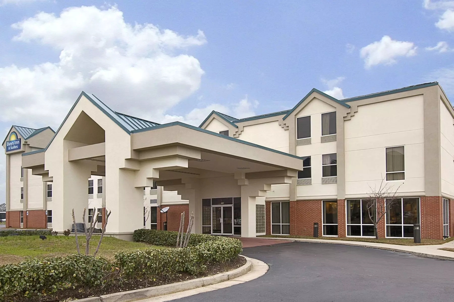 Days Inn & Suites by Wyndham Ridgeland - Primary Image
