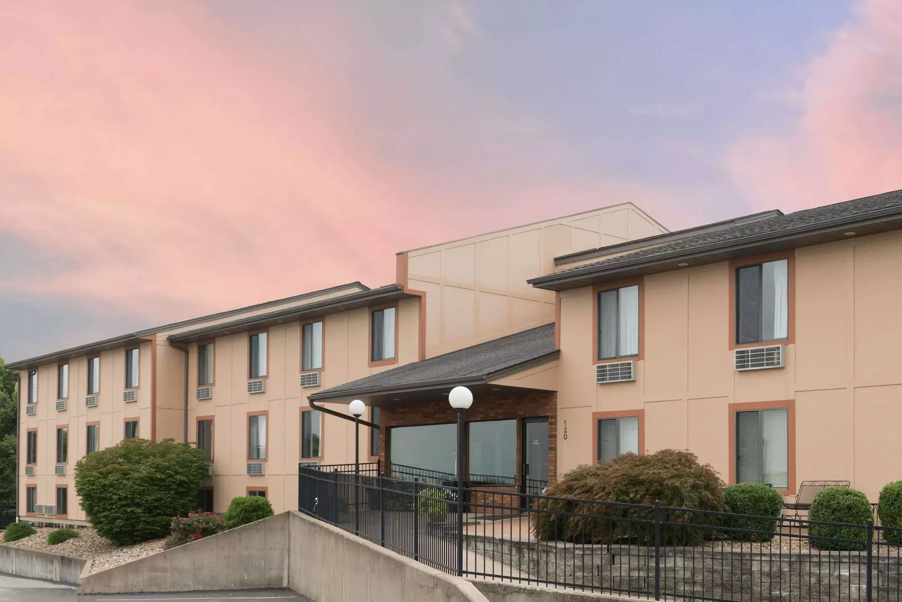 Super 8 by Wyndham Hannibal - Primary Image