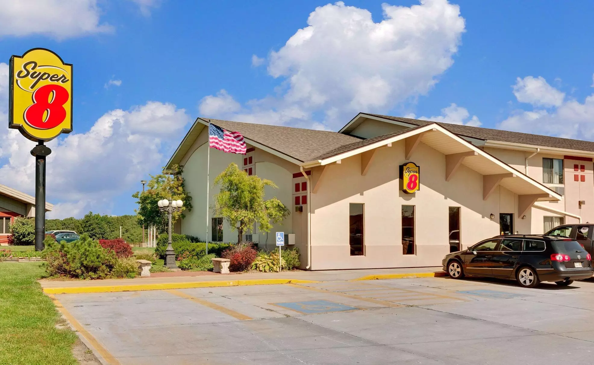 Super 8 by Wyndham Keokuk - Primary Image