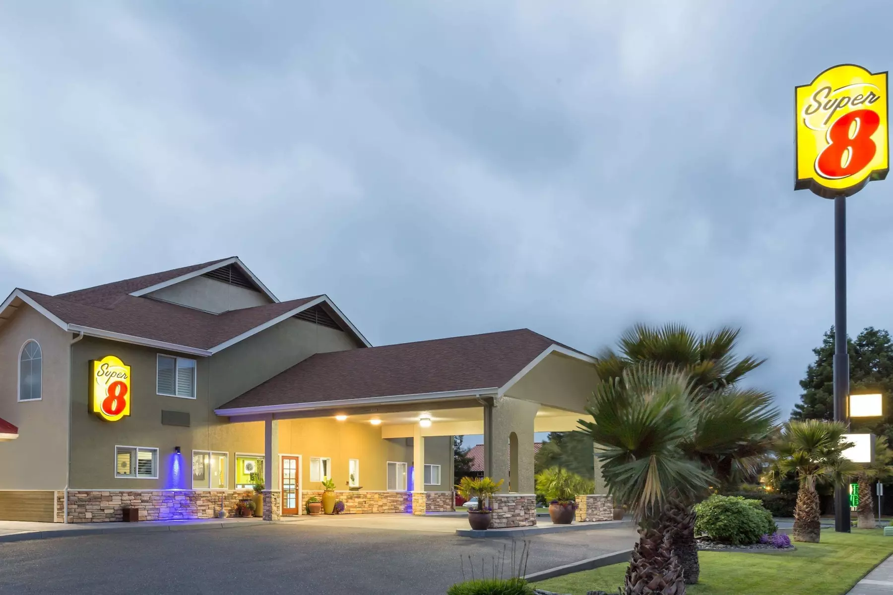 Super 8 by Wyndham Fortuna - Primary Image