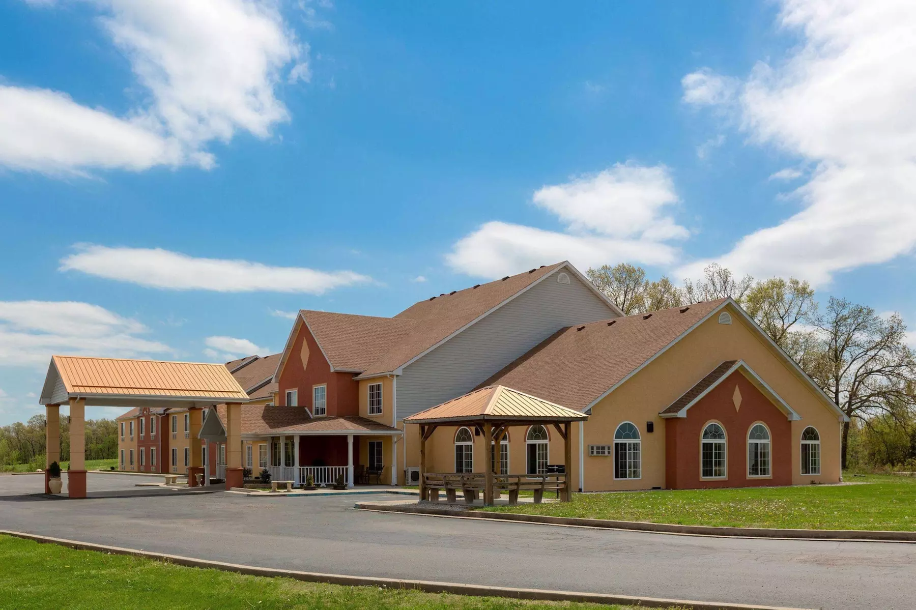 Super 8 by Wyndham Lake of the Ozarks - Primary Image