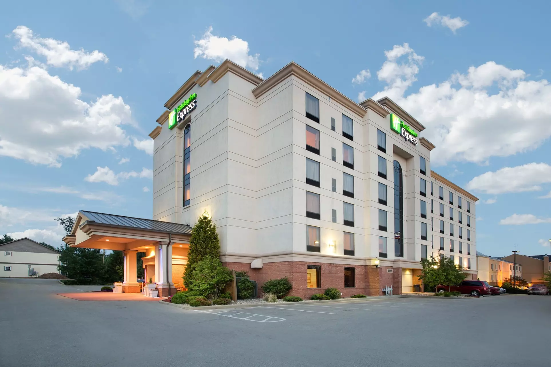 Holiday Inn Express & Suites Bloomington, an IHG Hotel - Primary Image