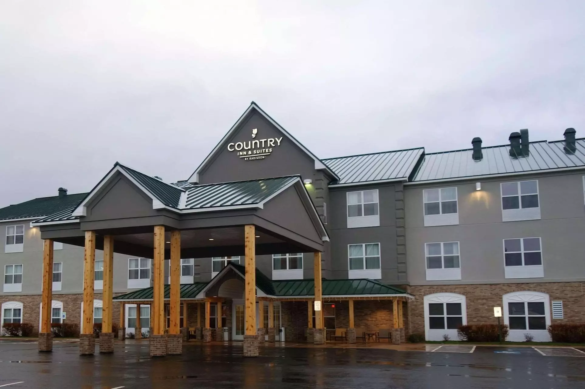 Country Inn & Suites by Radisson, Houghton, MI - Primary Image