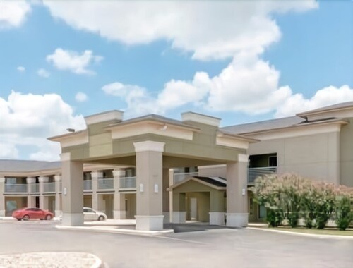 Super 8 by Wyndham Cotulla TX