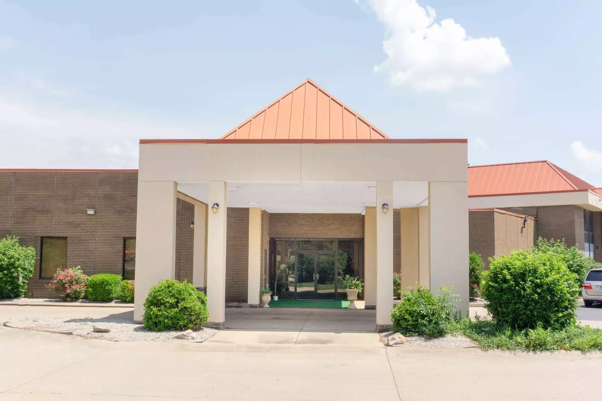 Super 8 by Wyndham Harrison OH - Primary Image