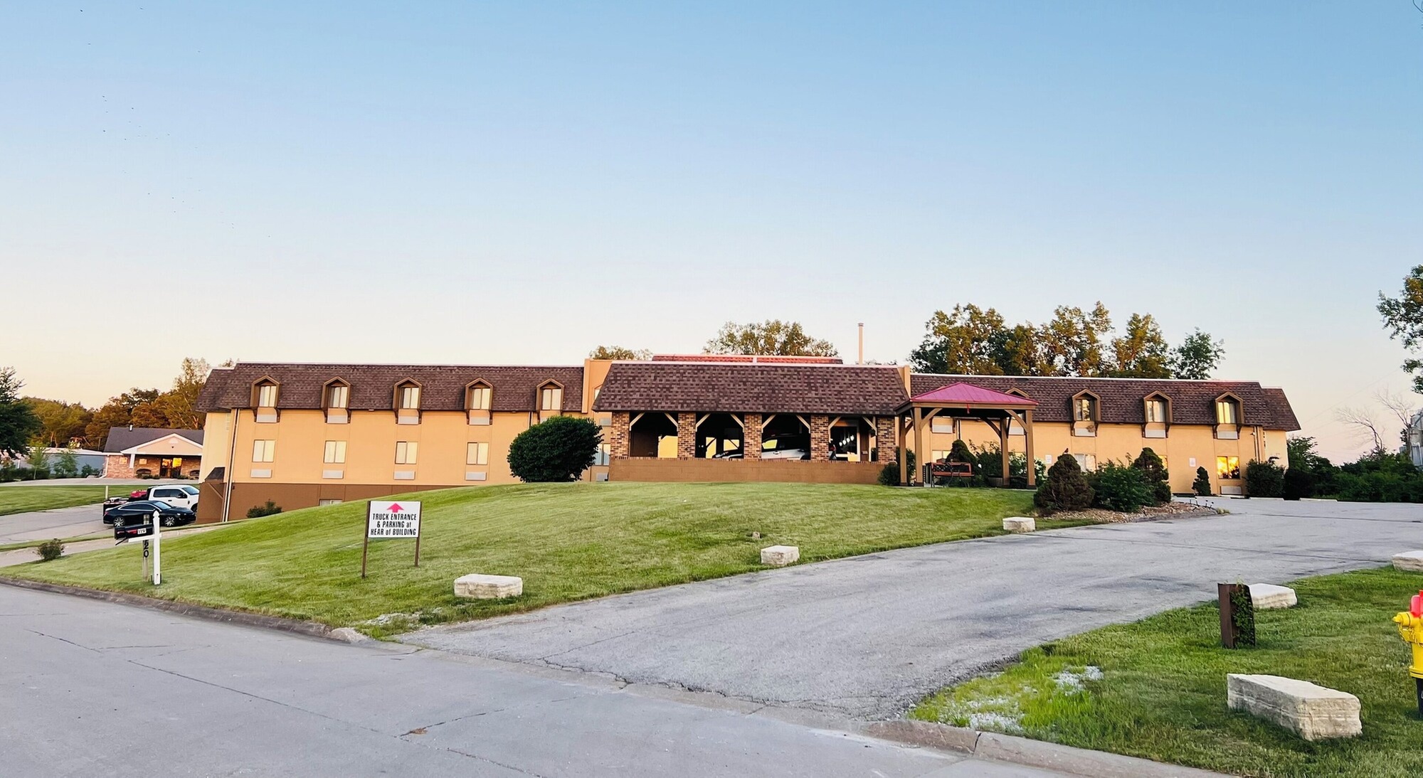 Hometown Inn & Suites