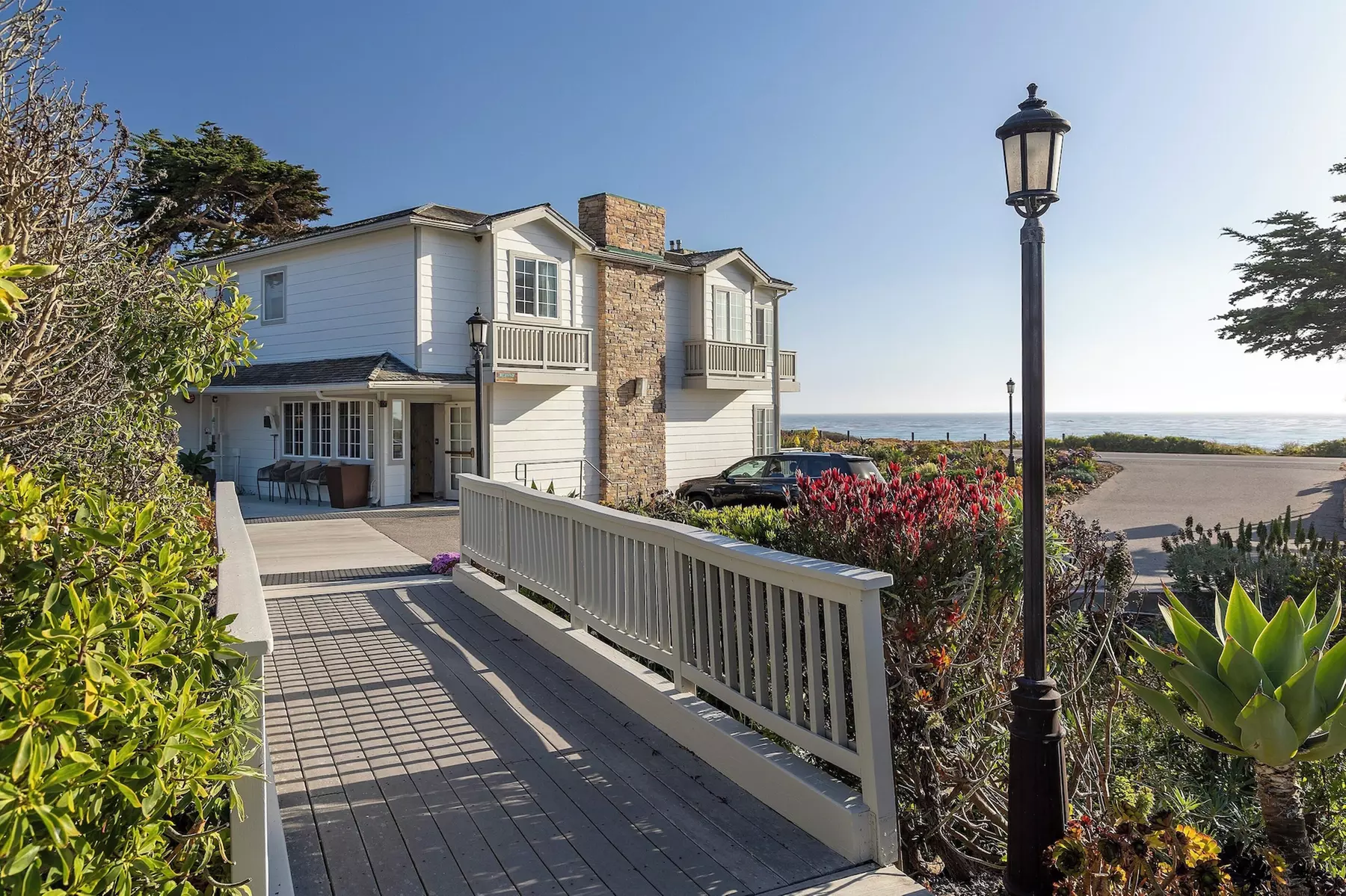 Pelican Inn & Suites - Primary Image