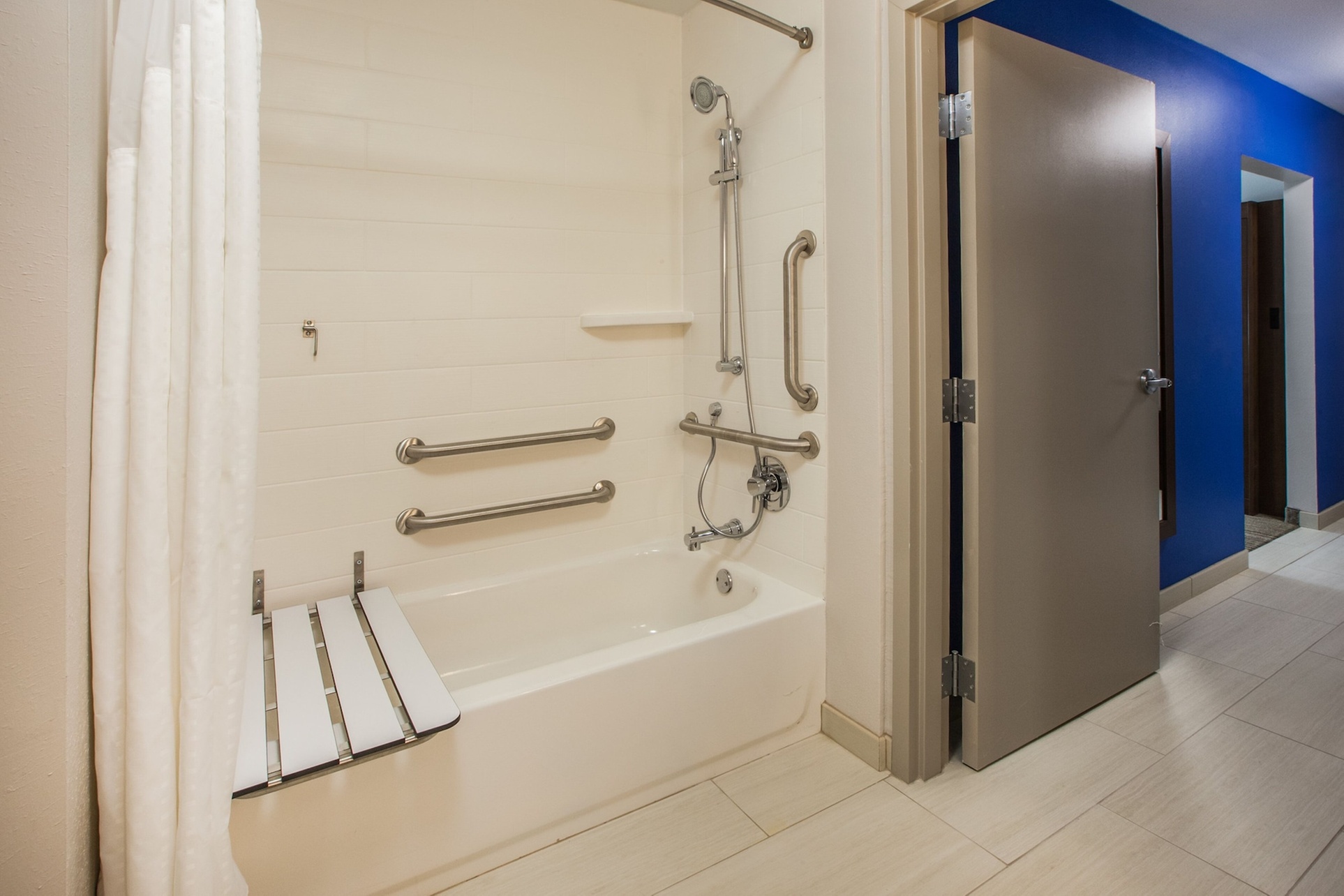 Holiday Inn Express and Suites Tomah by IHG