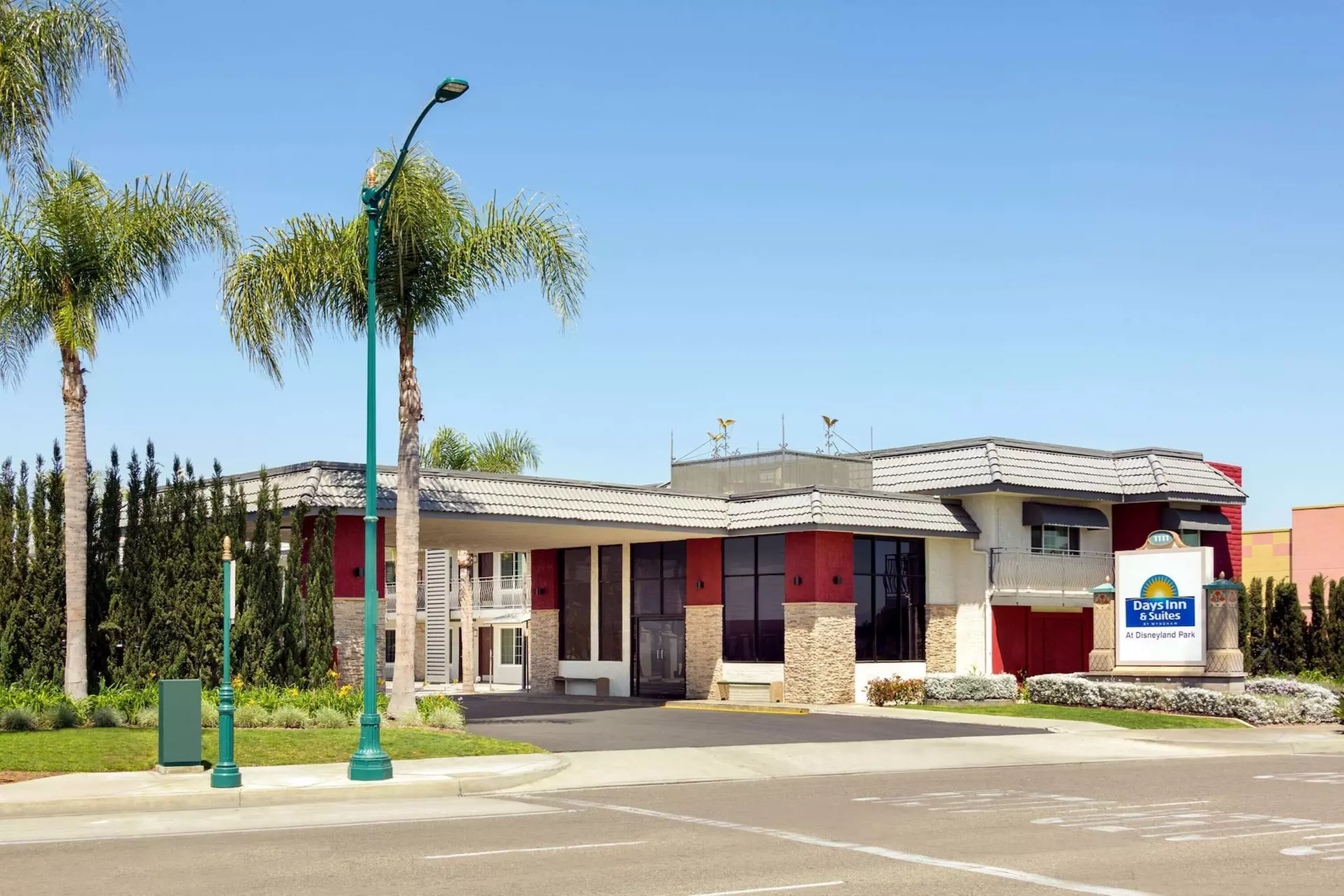 Days Inn & Suites by Wyndham Anaheim At Disneyland Park - Primary Image