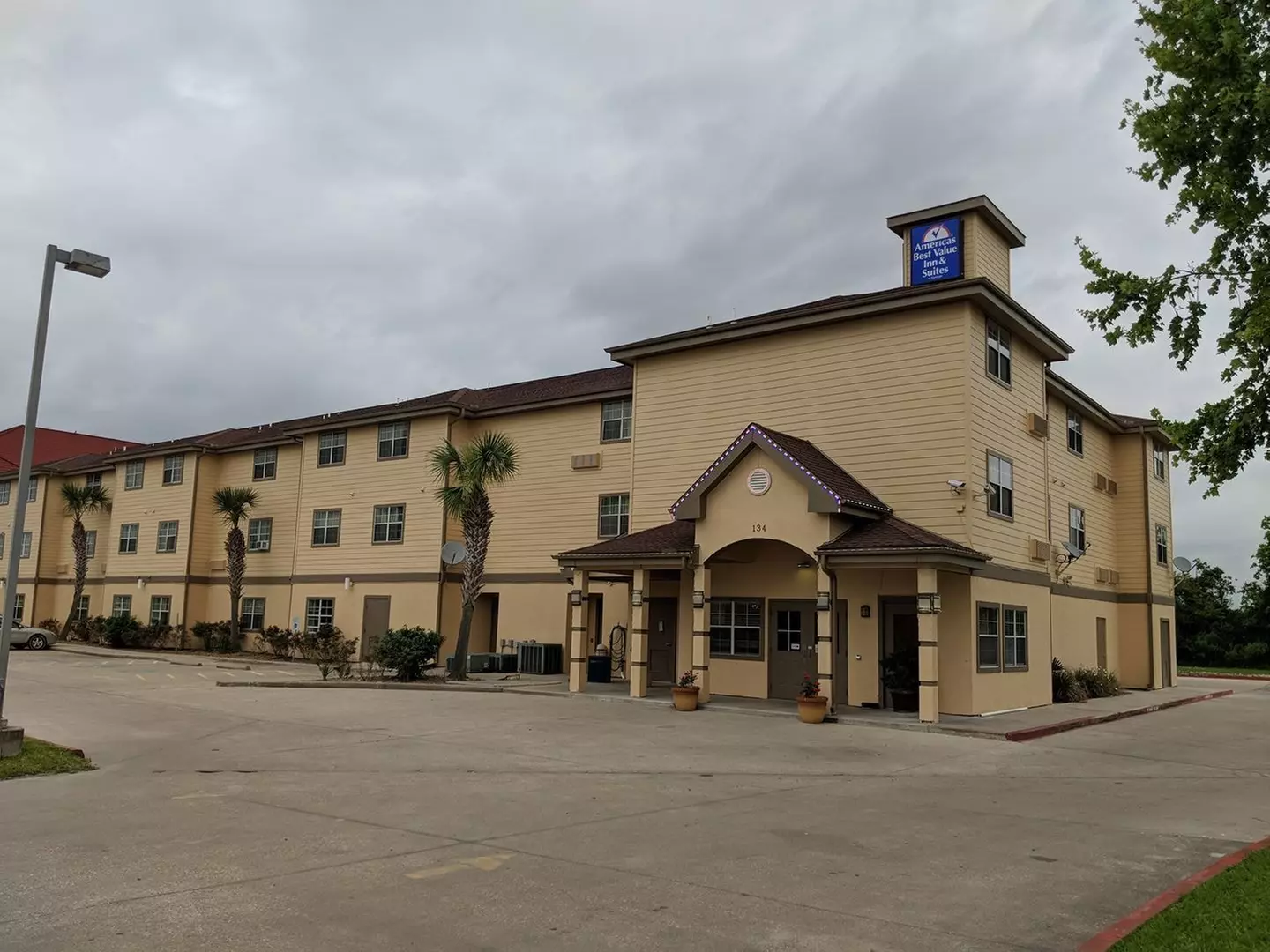 Americas Best Value Inn & Suites Winnie - Primary Image