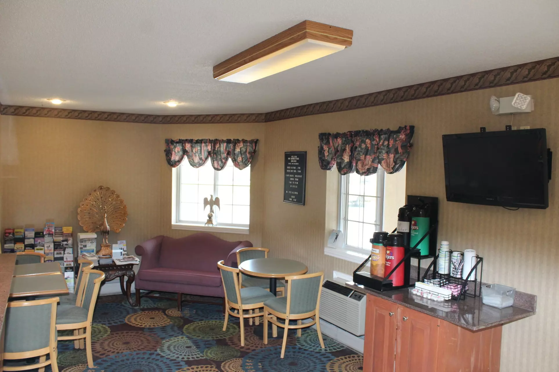 Howard Johnson by Wyndham Lenox - Primary Image