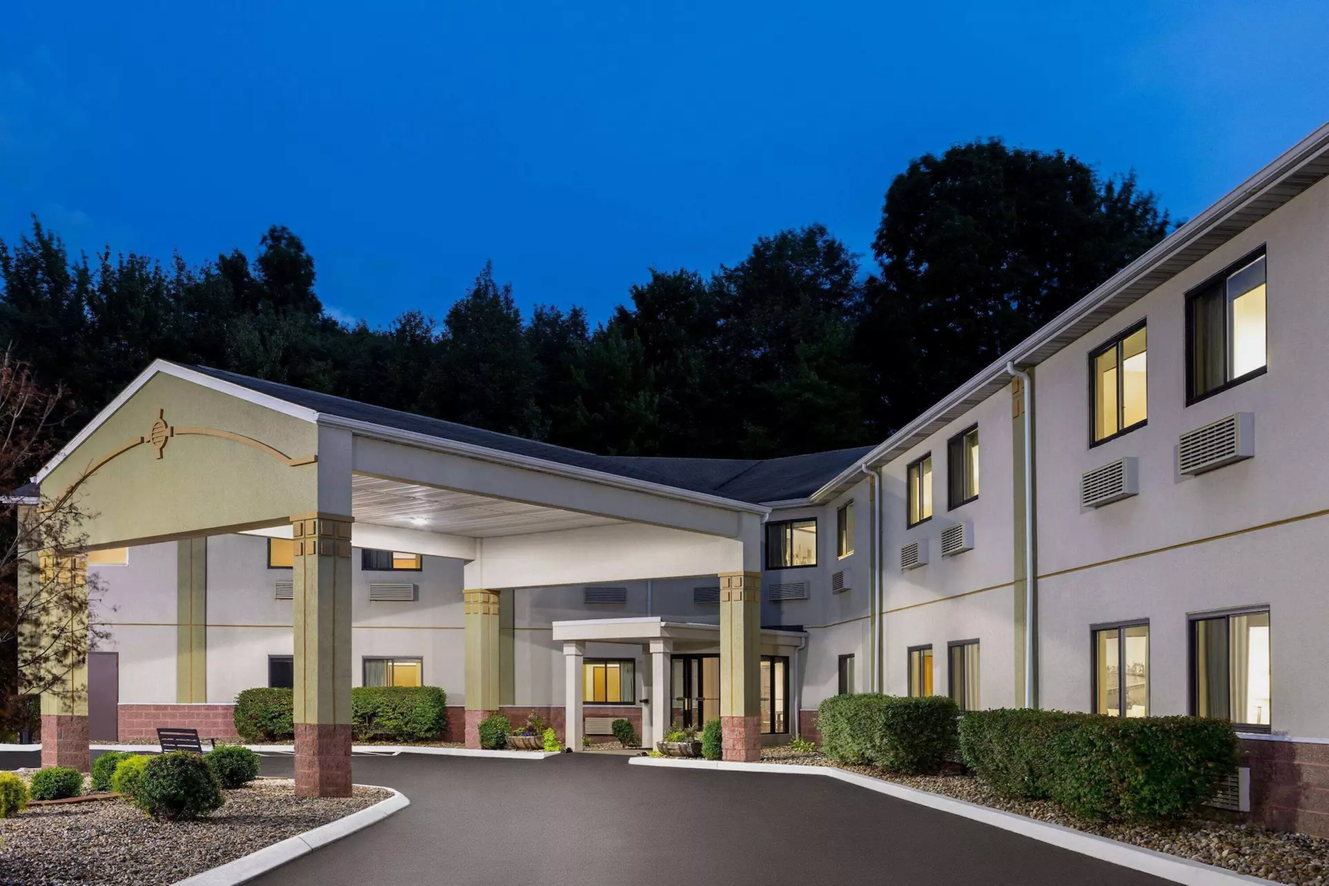 Super 8 by Wyndham Grove City - Primary Image