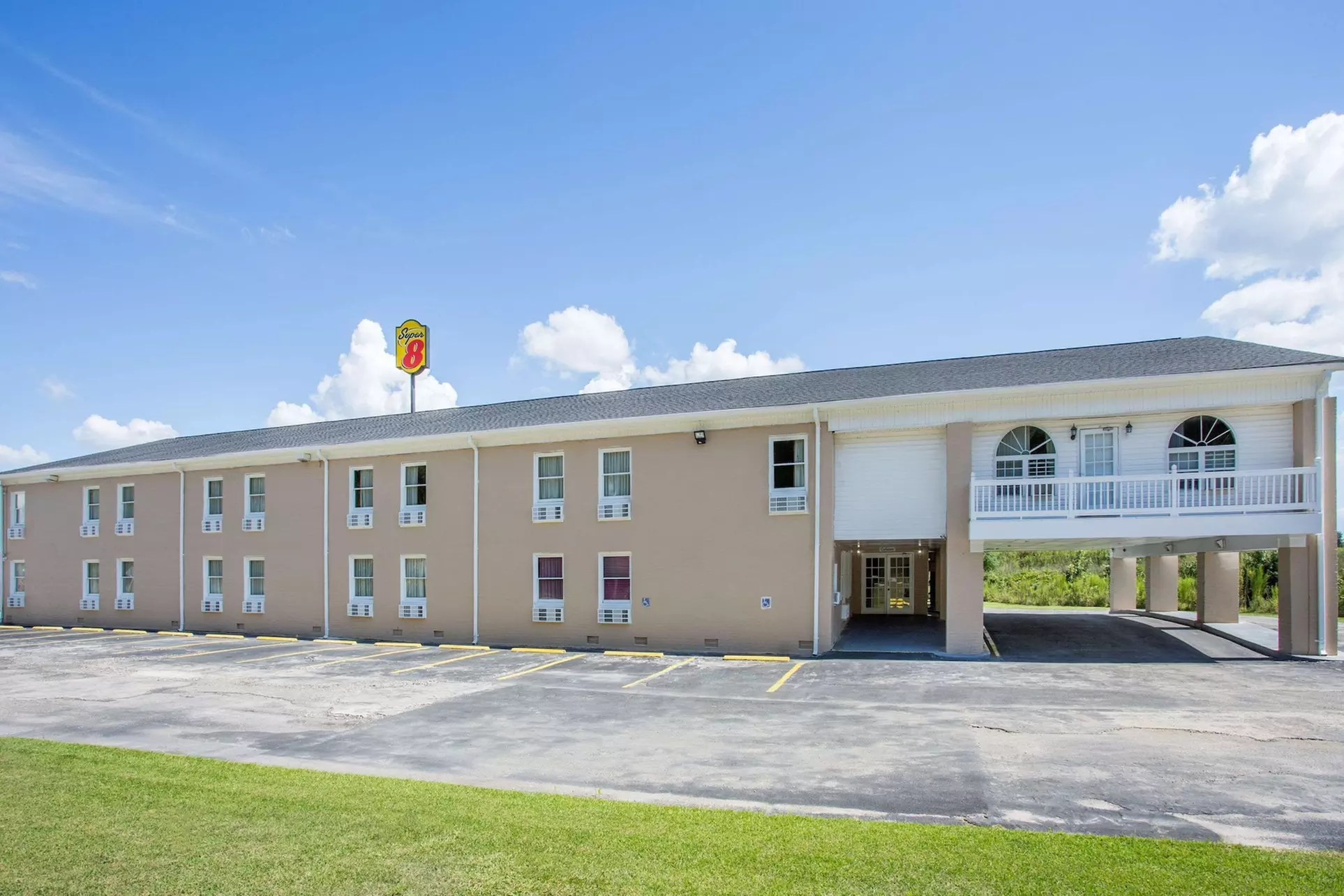 Super 8 by Wyndham Manning - Primary Image