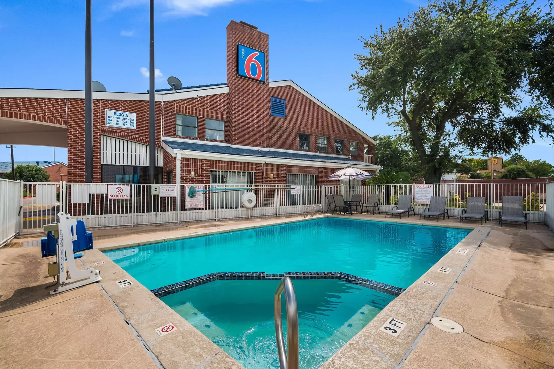 Motel 6 Houston, TX - Brookhollow - Primary Image