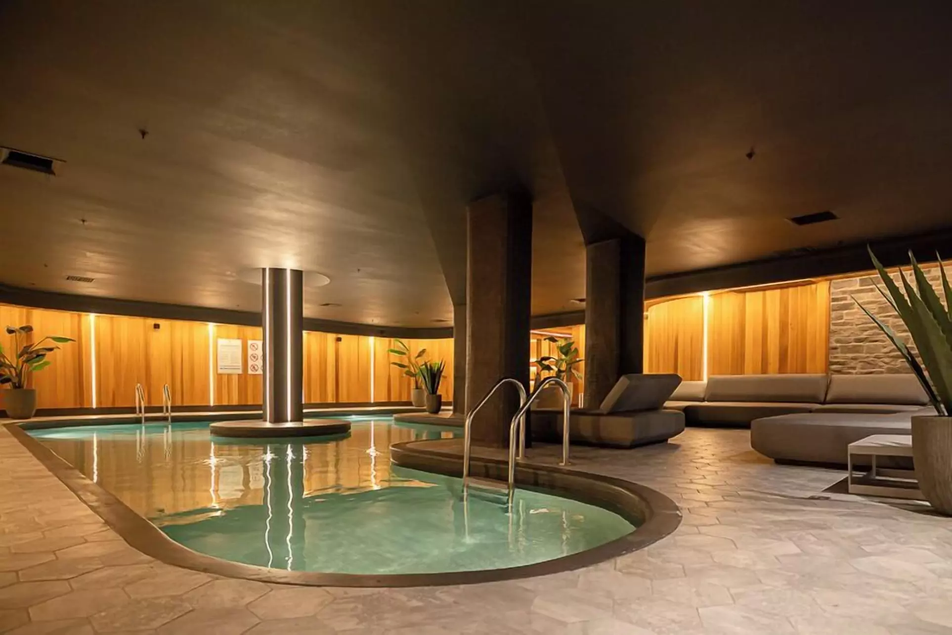 Hotel Manoir Victoria - Primary Image