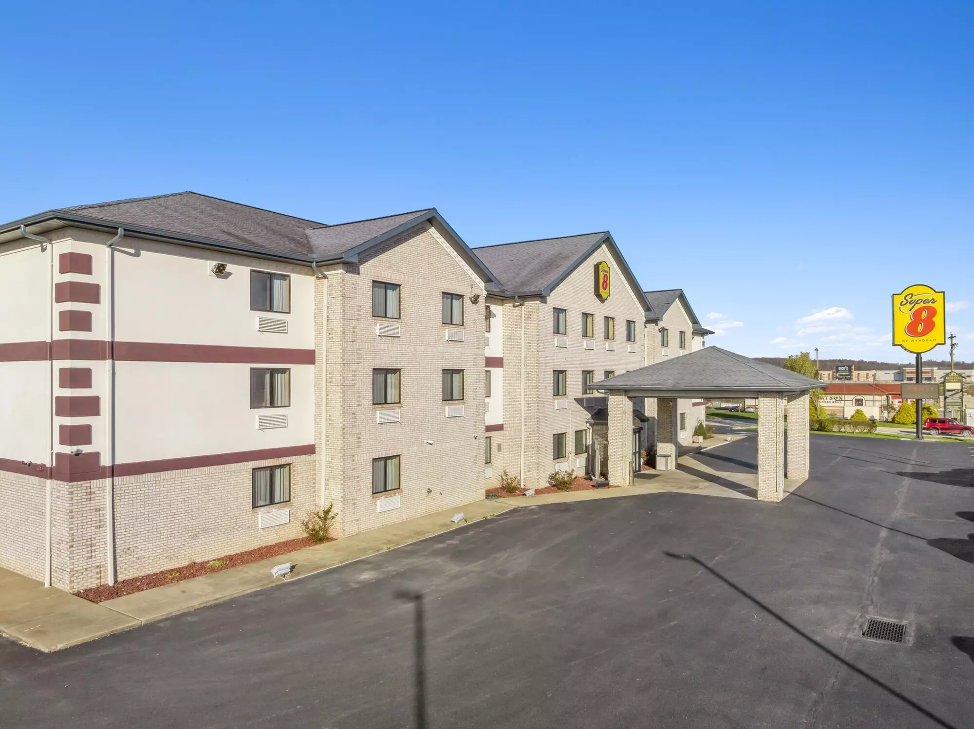 Super 8 by Wyndham Uniontown PA - Primary Image