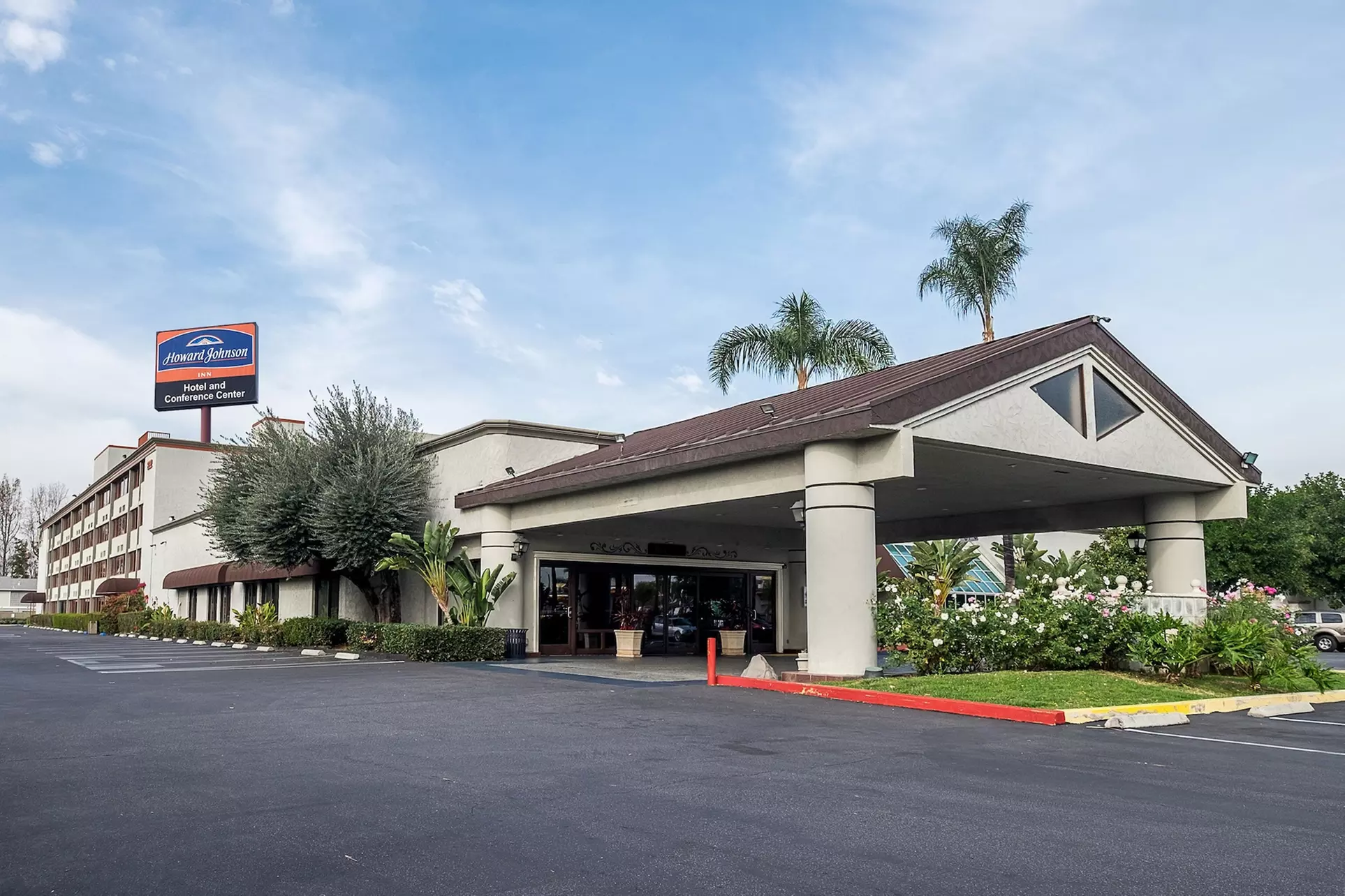 Howard Johnson Hotel&Conf Cntr by Wyndham Fullerton/Anaheim - Primary Image