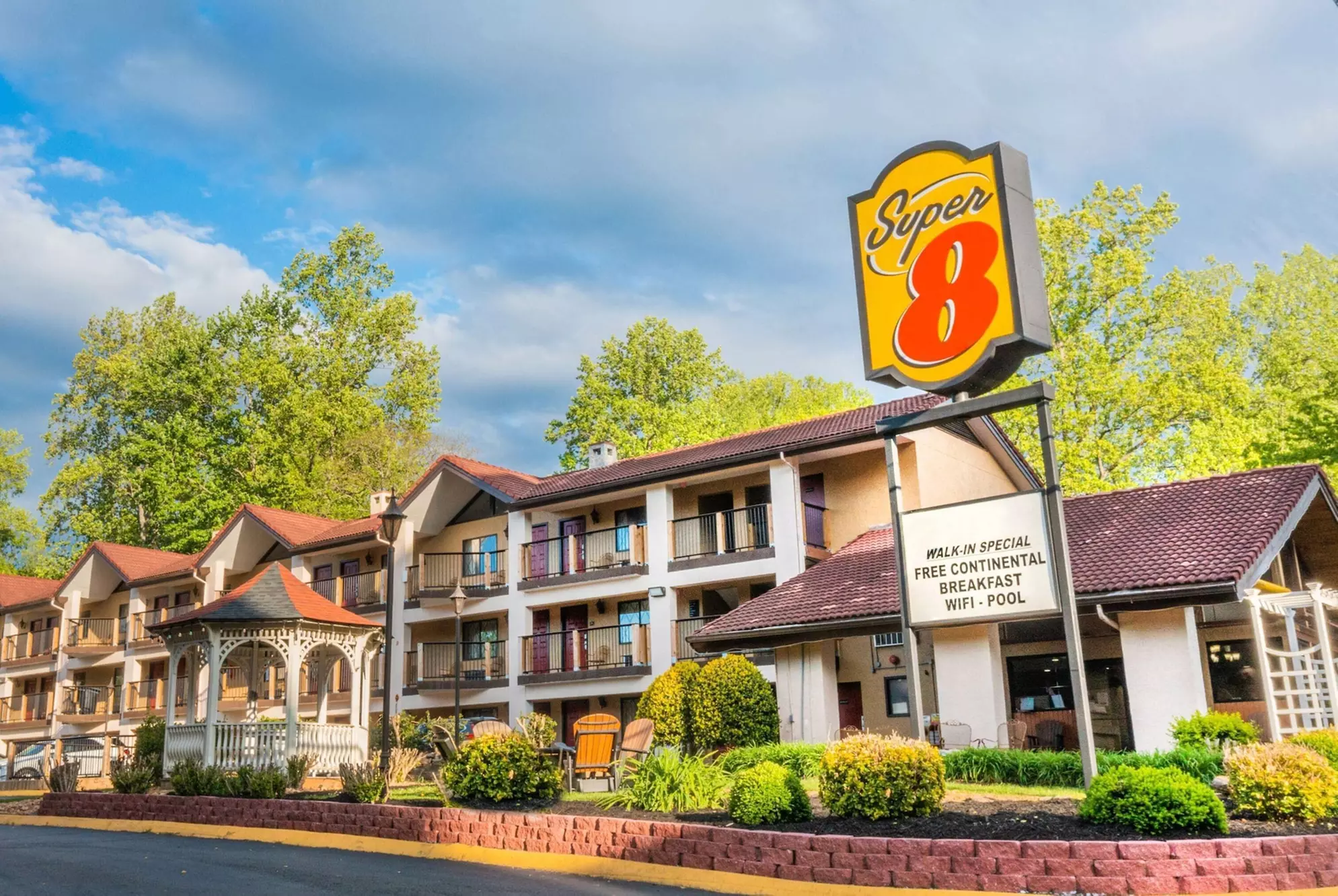 Super 8 by Wyndham Downtown Gatlinburg at Convention Center - Primary Image