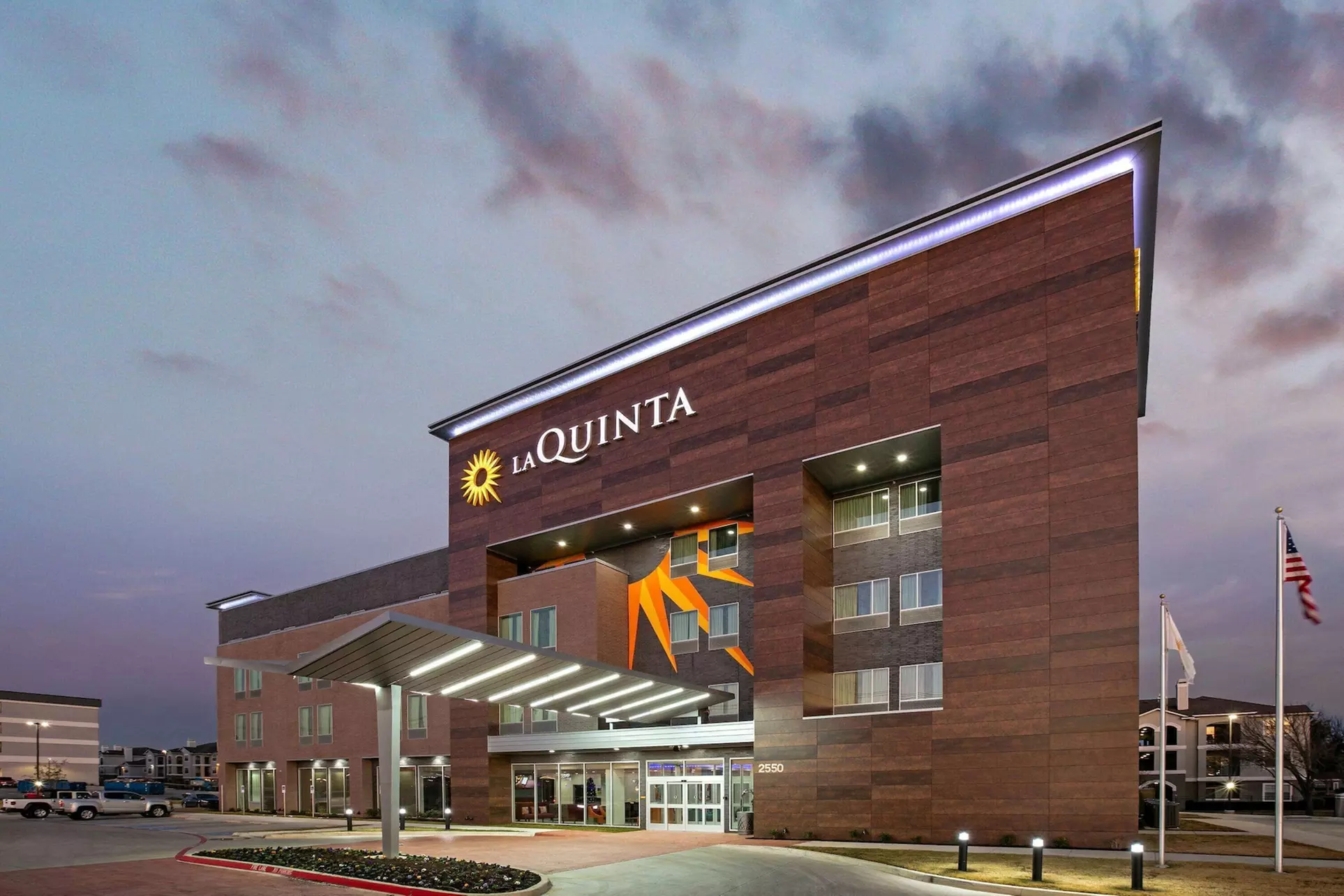 La Quinta Inn & Suites by Wyndham DFW West-Glade Parks - Primary Image