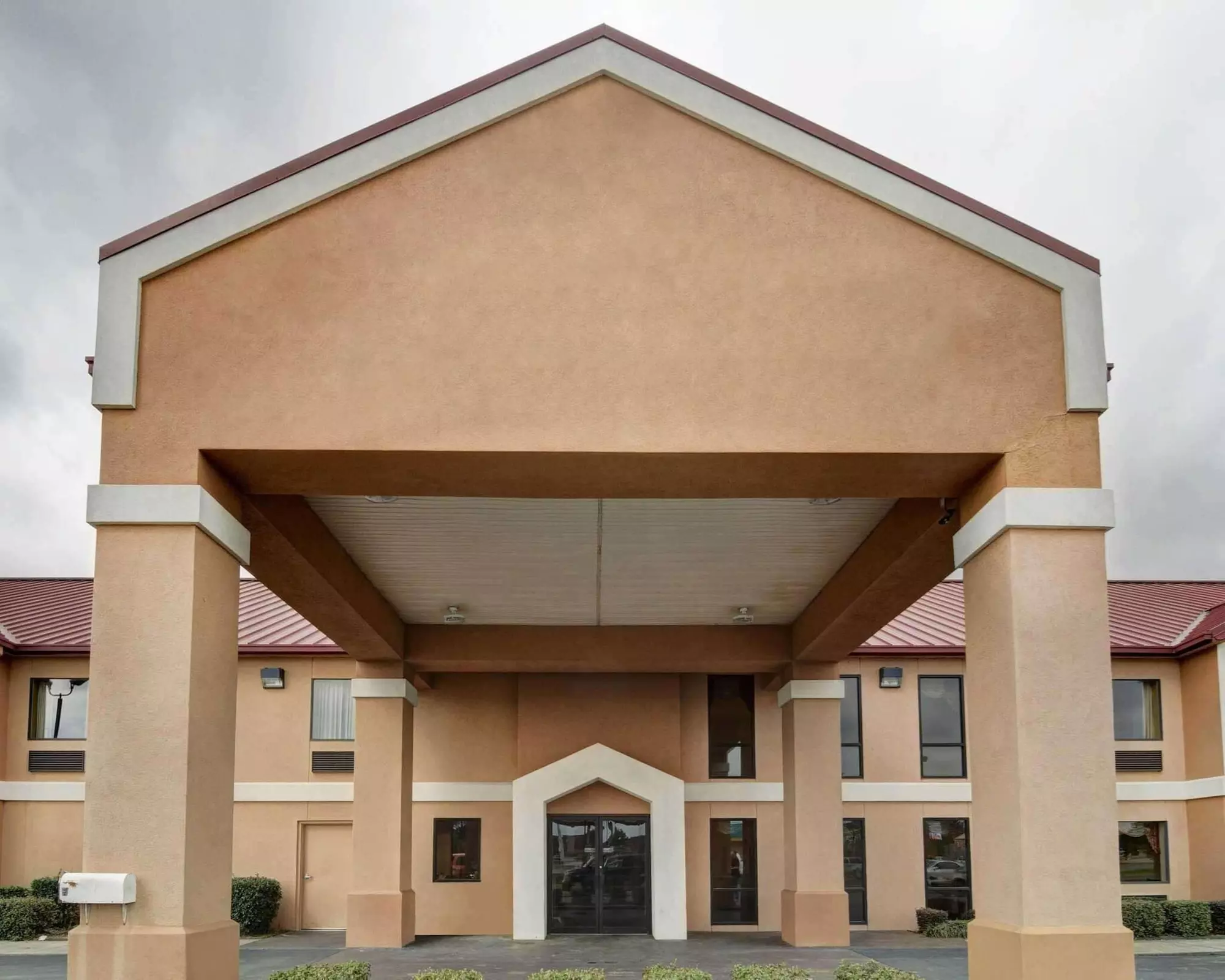 Quality Inn & Suites Pine Bluff - Primary Image