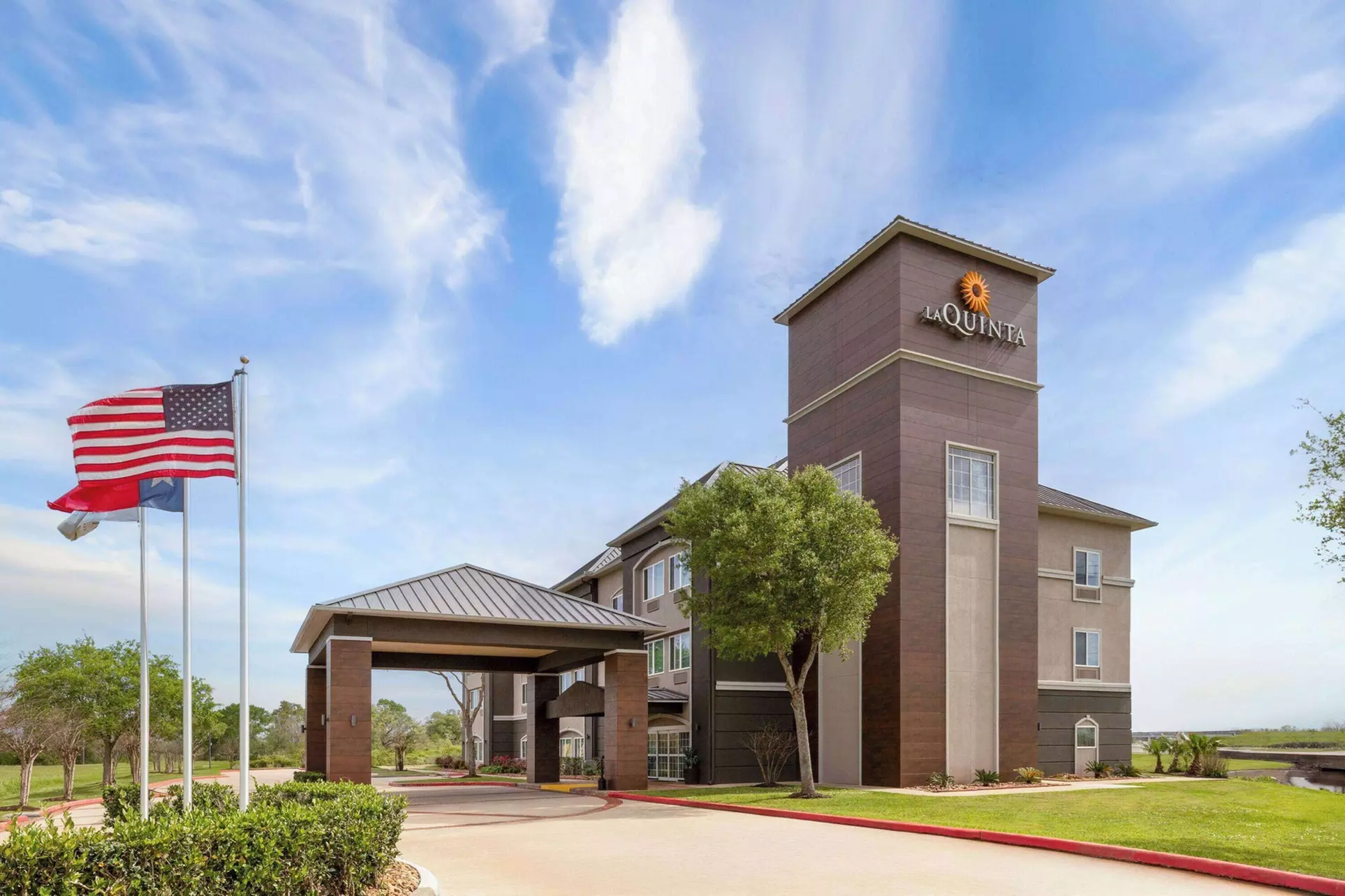 La Quinta Inn & Suites by Wyndham Angleton - Primary Image