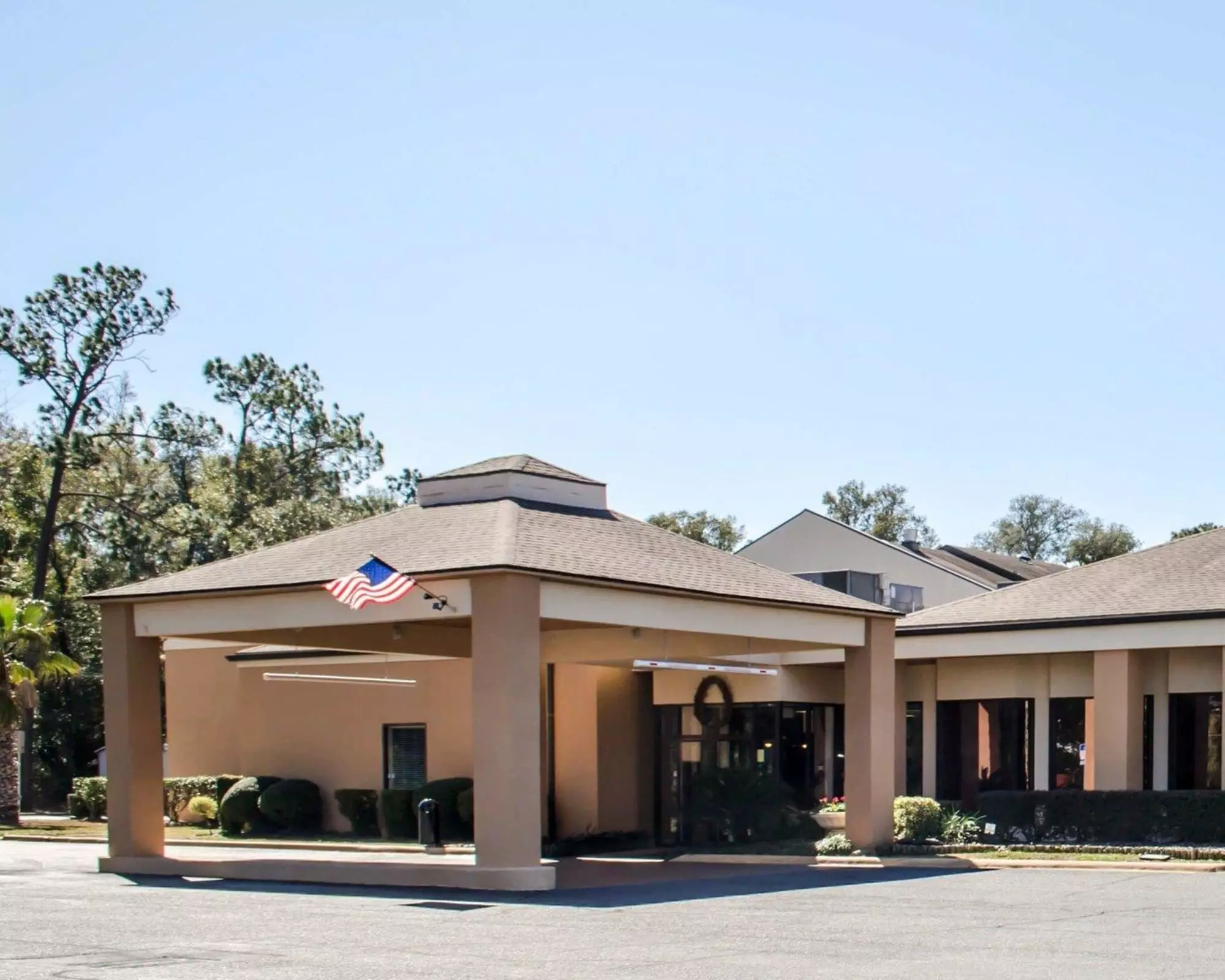 Quality Inn & Suites Pensacola Bayview - Primary Image