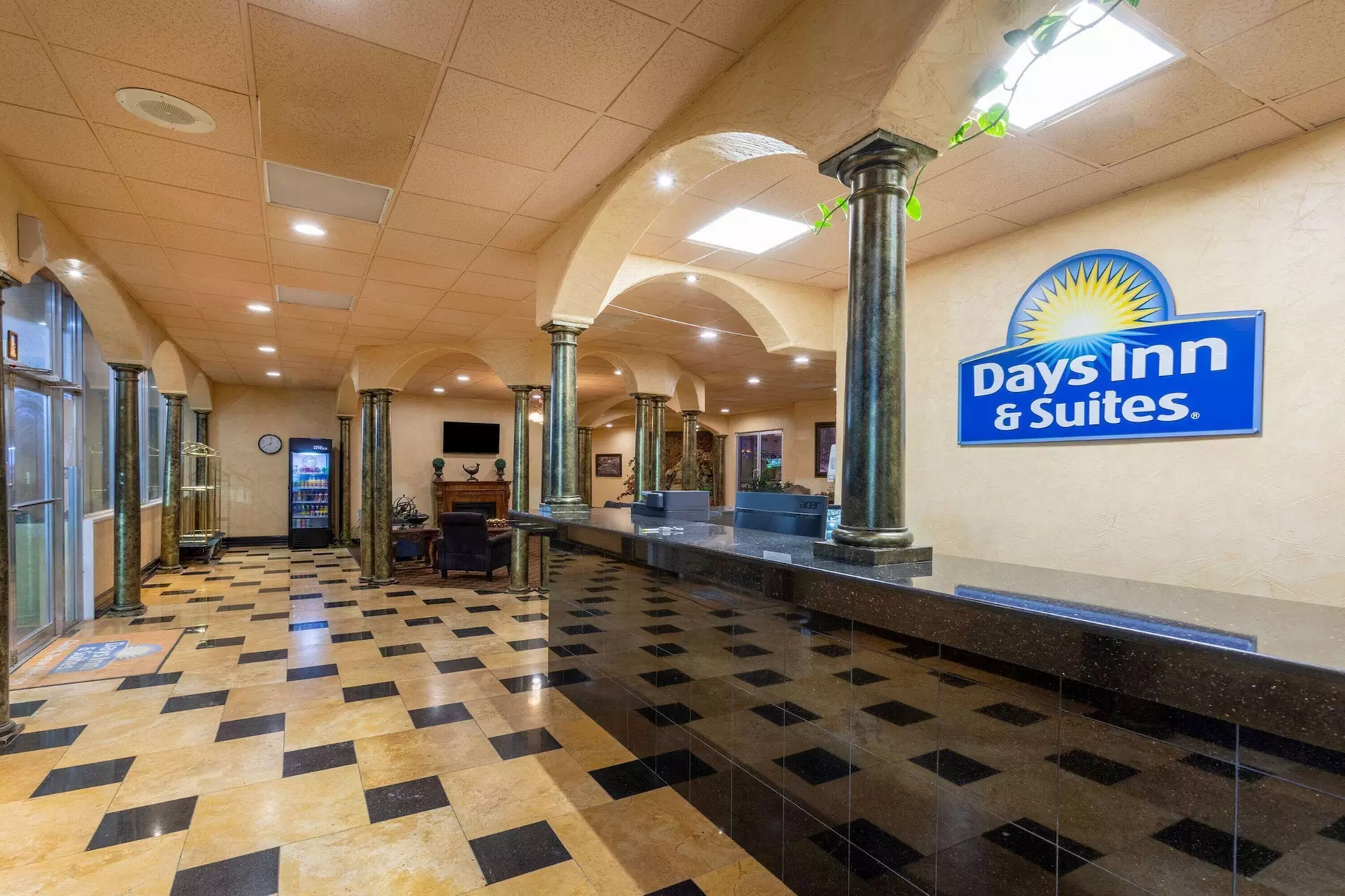 Days Inn & Suites by Wyndham Clovis - Primary Image