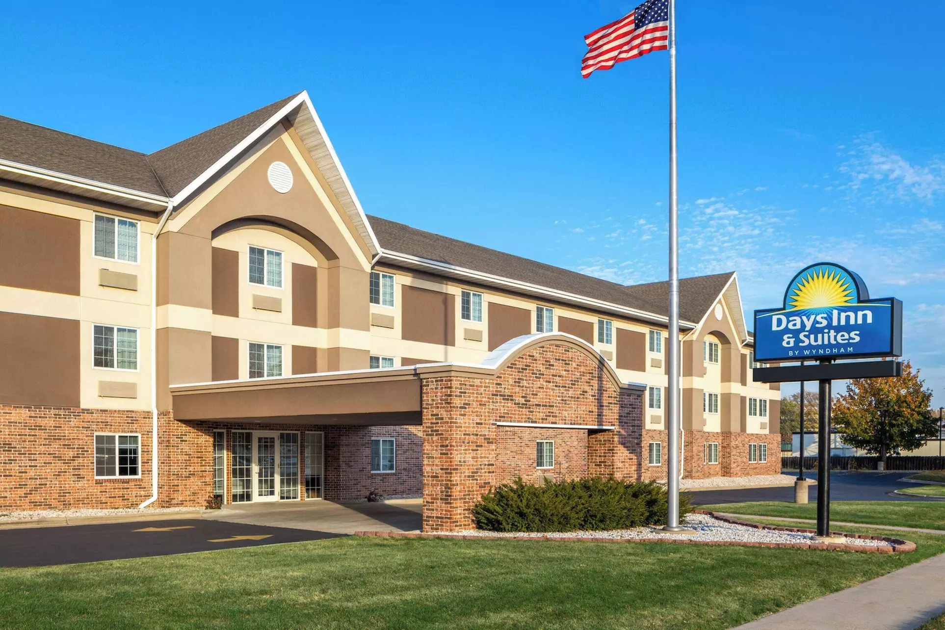 Days Inn & Suites by Wyndham Green Bay WI. - Primary Image