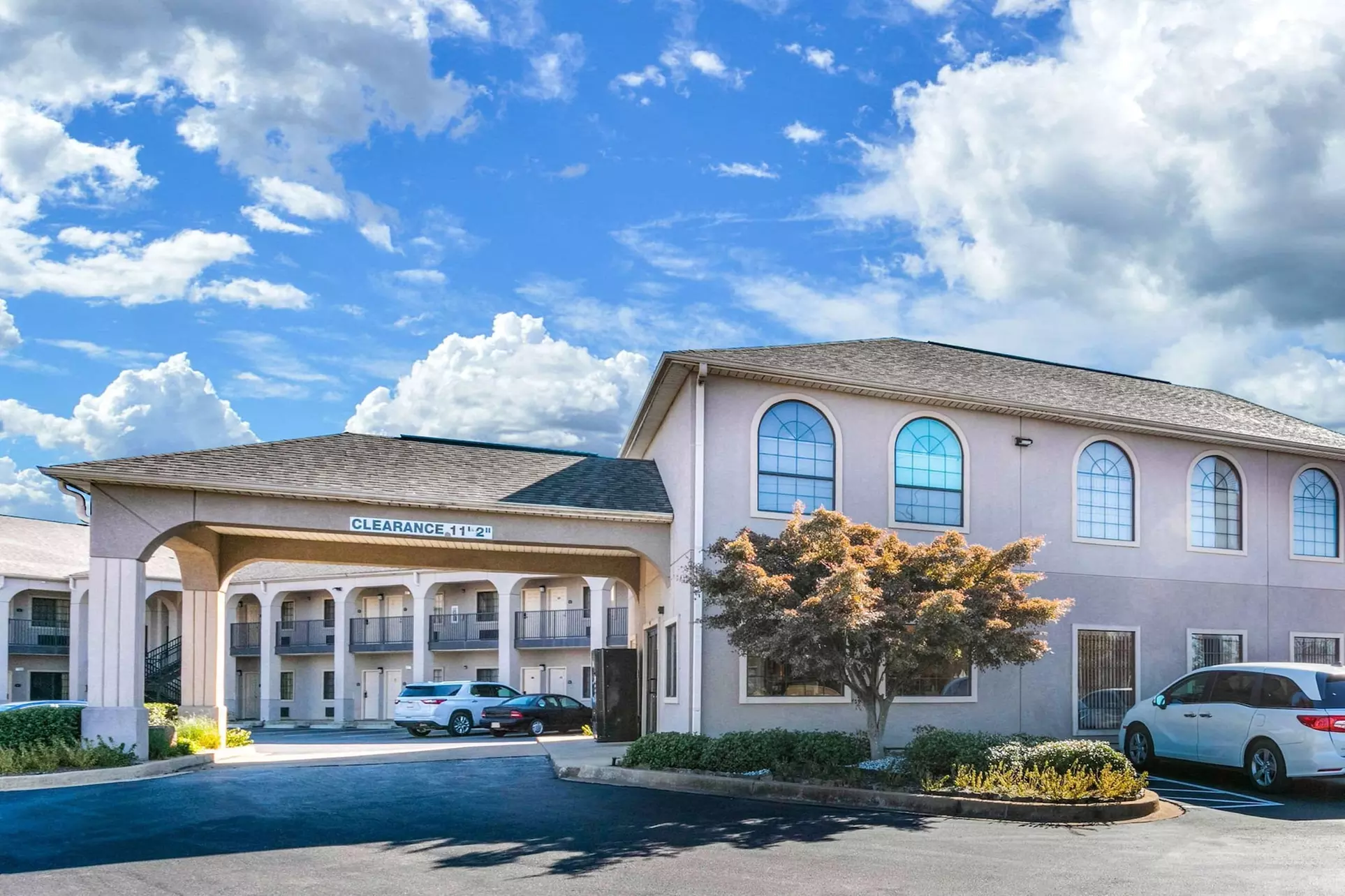 Econo Lodge And Suites - Primary Image