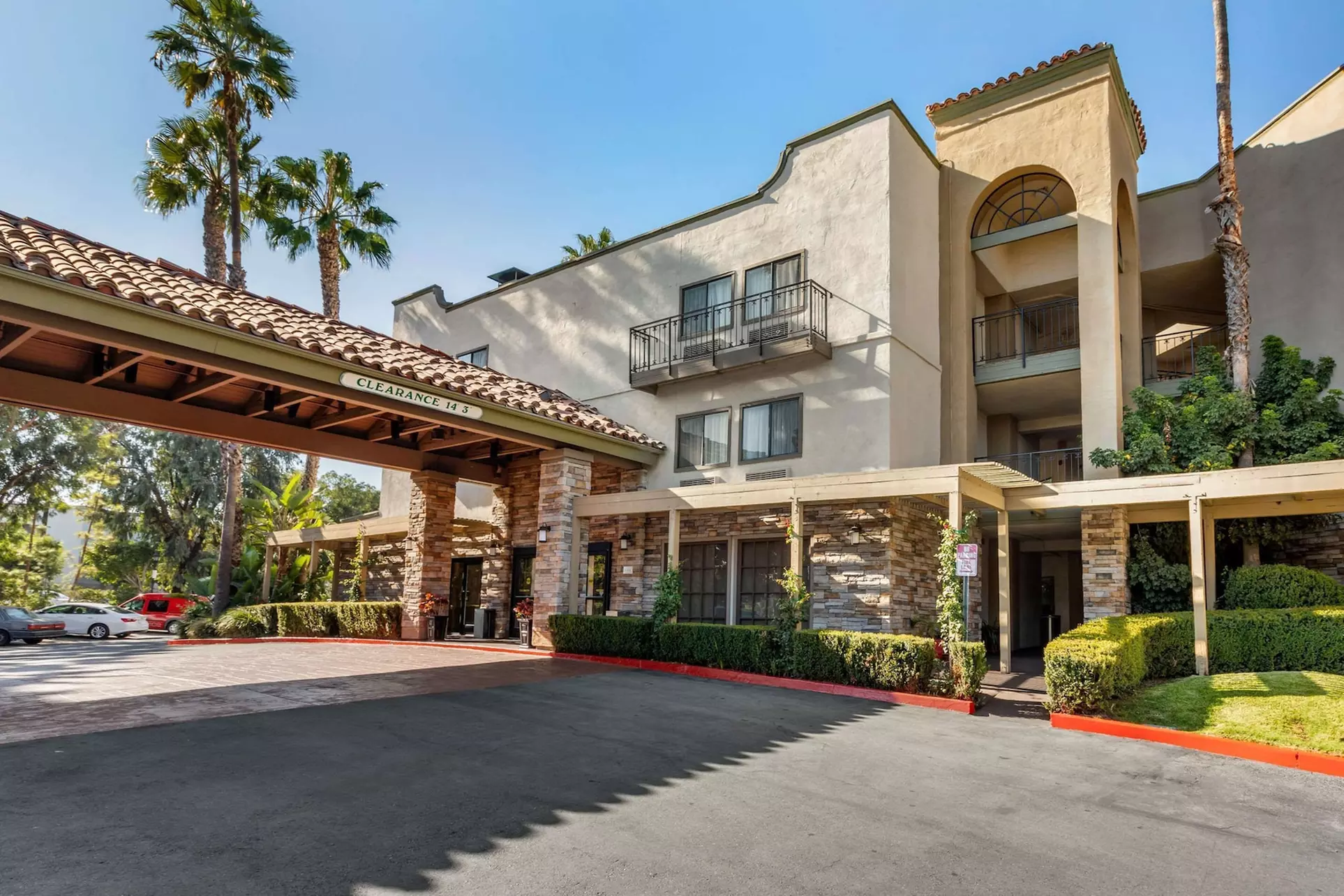 Comfort Inn & Suites Orange County John Wayne Airport - Primary Image