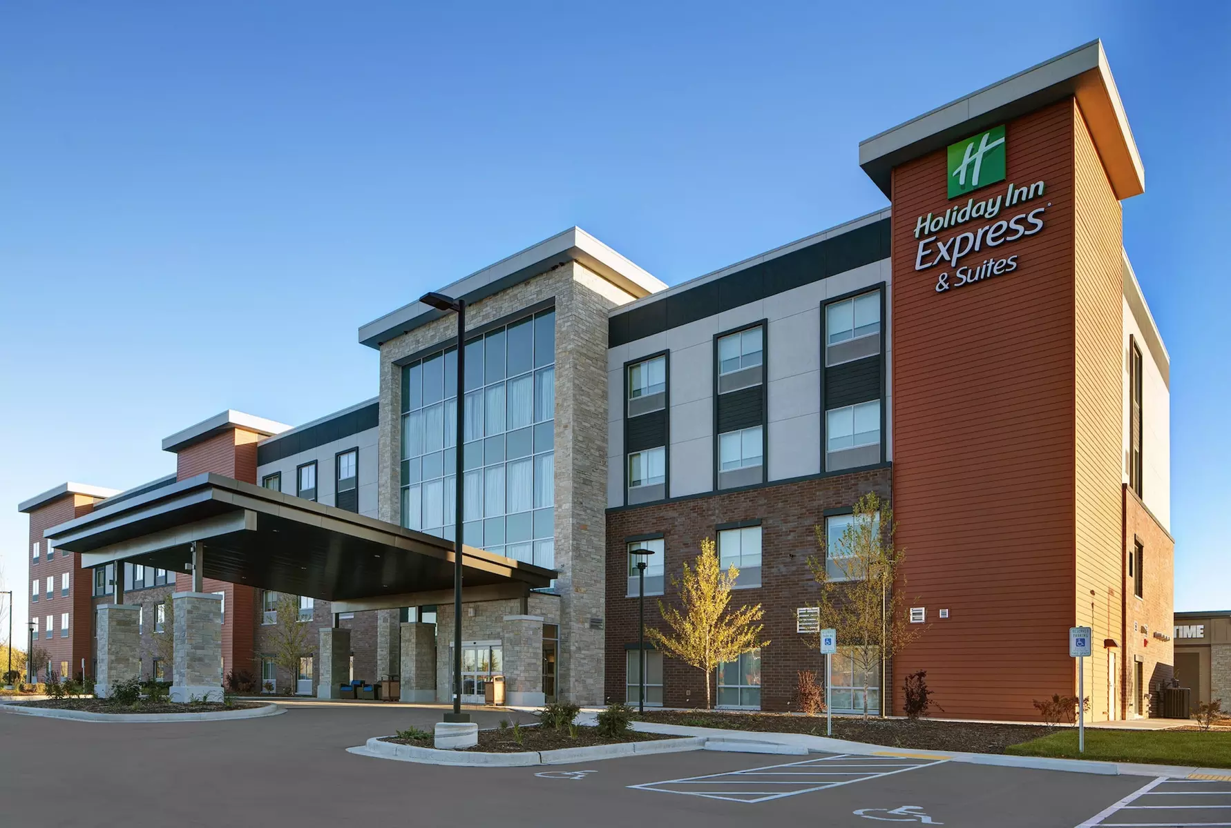 Holiday Inn Express & Suites Milwaukee - Brookfield by IHG - Primary Image