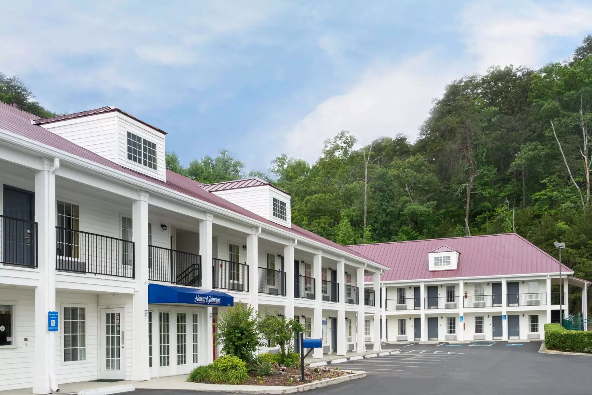 Howard Johnson by Wyndham Dalton - Primary Image