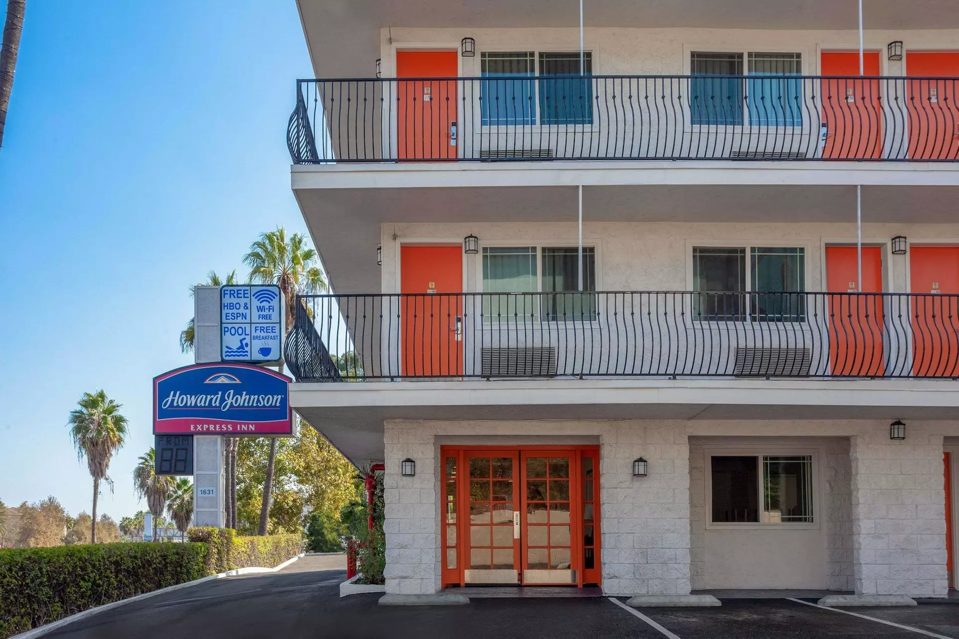 Howard Johnson by Wyndham San Diego Hotel Circle - Primary Image