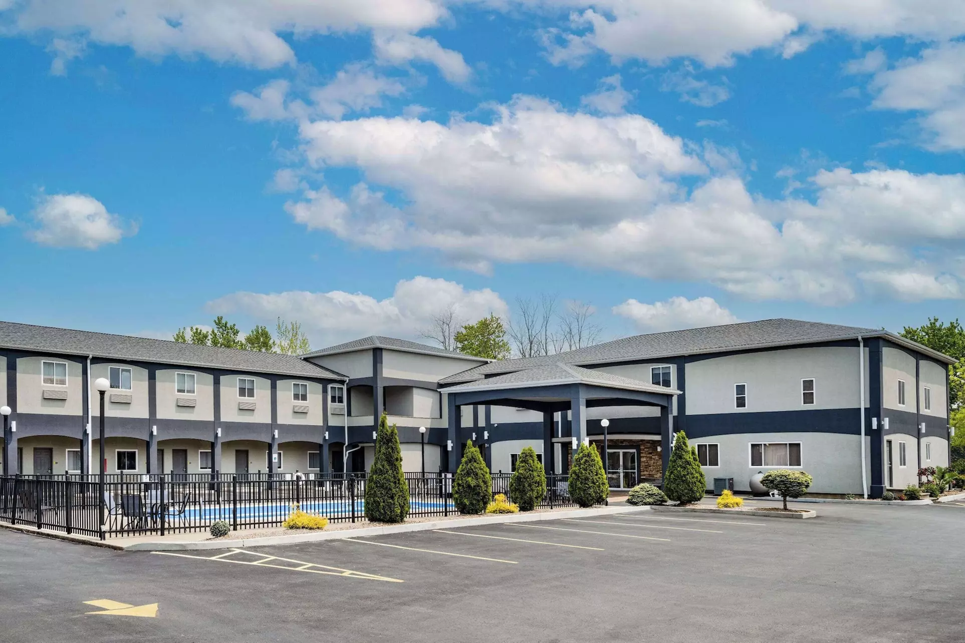 Days Inn & Suites by Wyndham Niagara Falls/Buffalo - Primary Image