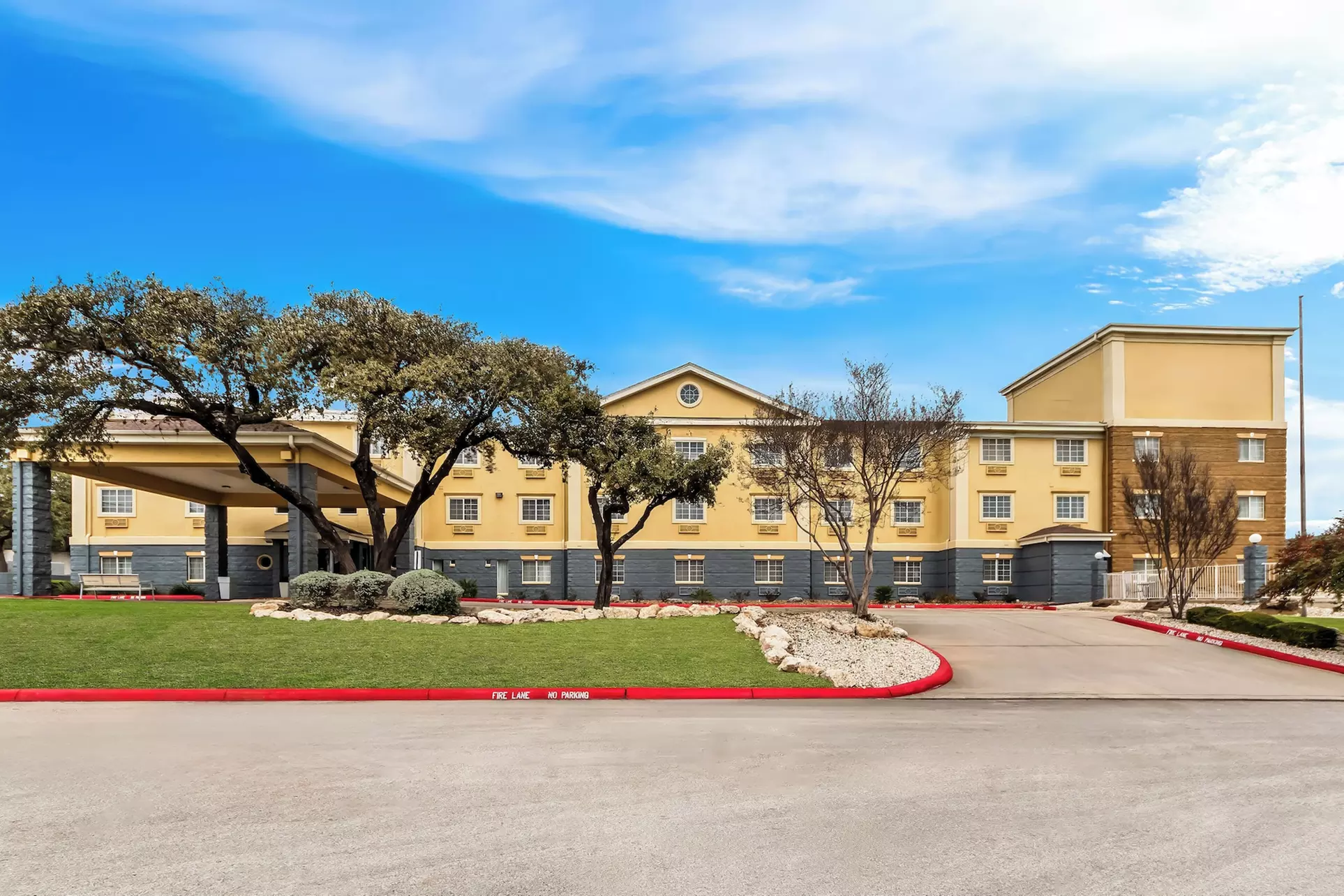 Quality Inn & Suites Airport North - Stone Oak - Primary Image