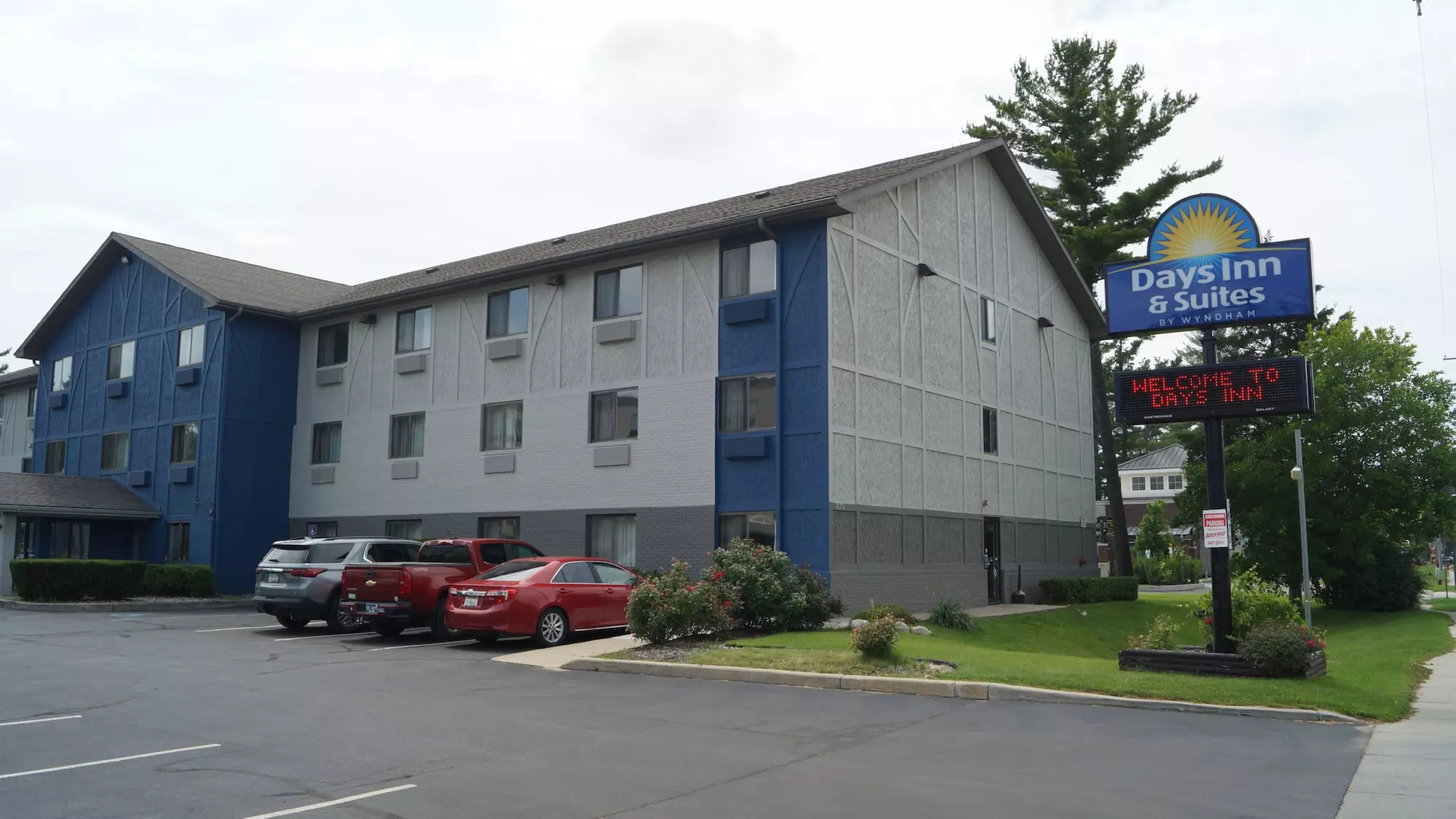 Days Inn & Suites by Wyndham Traverse City - Primary Image