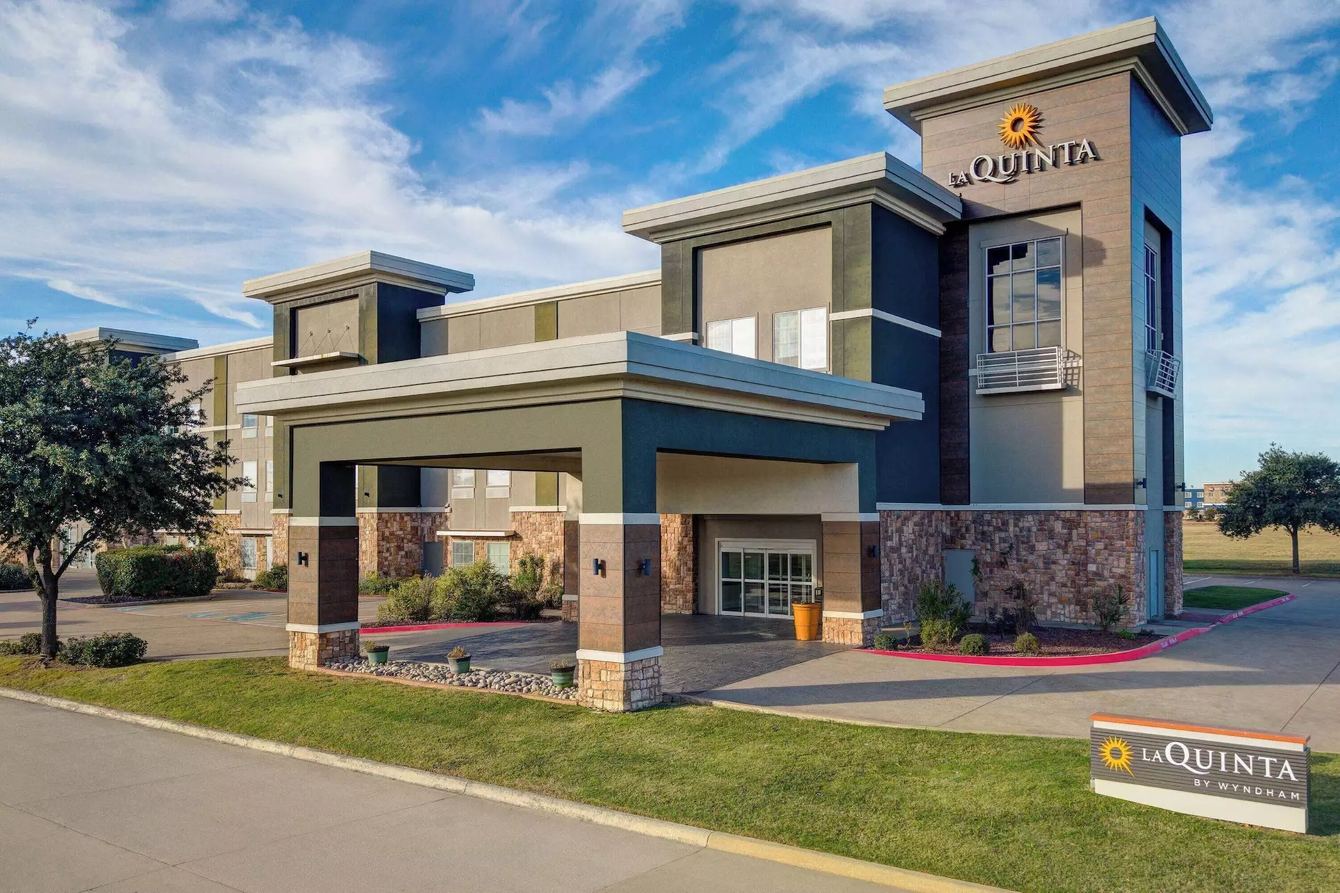 La Quinta Inn & Suites by Wyndham Ft. Worth - Forest Hill TX - Primary Image